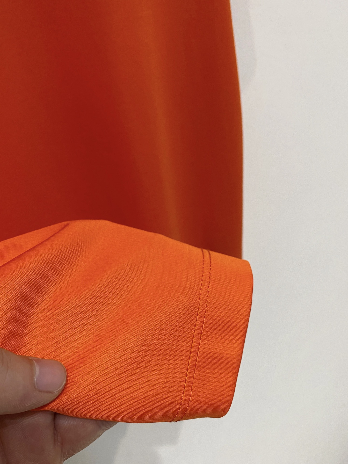  芬迪 2025春夏新款首发专柜最新款圆领短袖 高端订制 设计前卫时尚！品牌logo重工艺设计 高端定制