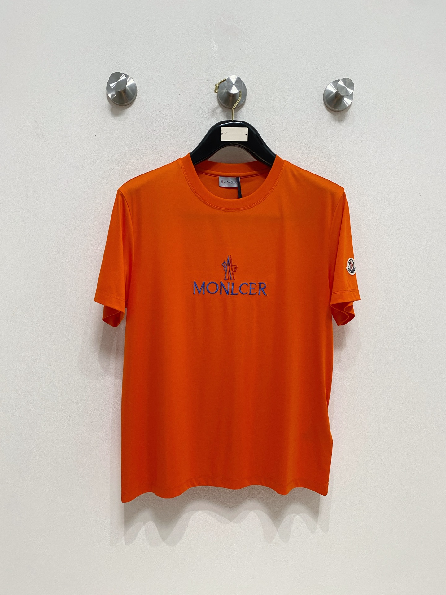 NO:465139,The new spring and summer 2025 new spring and summer style first launch counter latest round neck short sleeves, high-end customization, avant-garde and fashionable design!  Brand logo heavy craft design, high-end customized 100 double-sided mercerated cotton fabric, soft feel, comfortable to wear, exquisite counter-level car line, fine workmanship, invincible and handsome upper body effect!  A must-have item for handsome men!  Code number M-3xL, Moncler, T-shirt, alexander wang19860909蒙口 2025春夏新款首发专柜最新款圆领短袖 高端订制 设计前卫时尚！品牌logo重工艺设计 高端定制100支双面丝光棉面料.手感柔软.穿着舒适.专柜级别精致车线.做工精细.上身效果无敌帅气！型男必备单品！码数M-3xL,,Moncler,T-shirt,alexander wang,Men's clothing