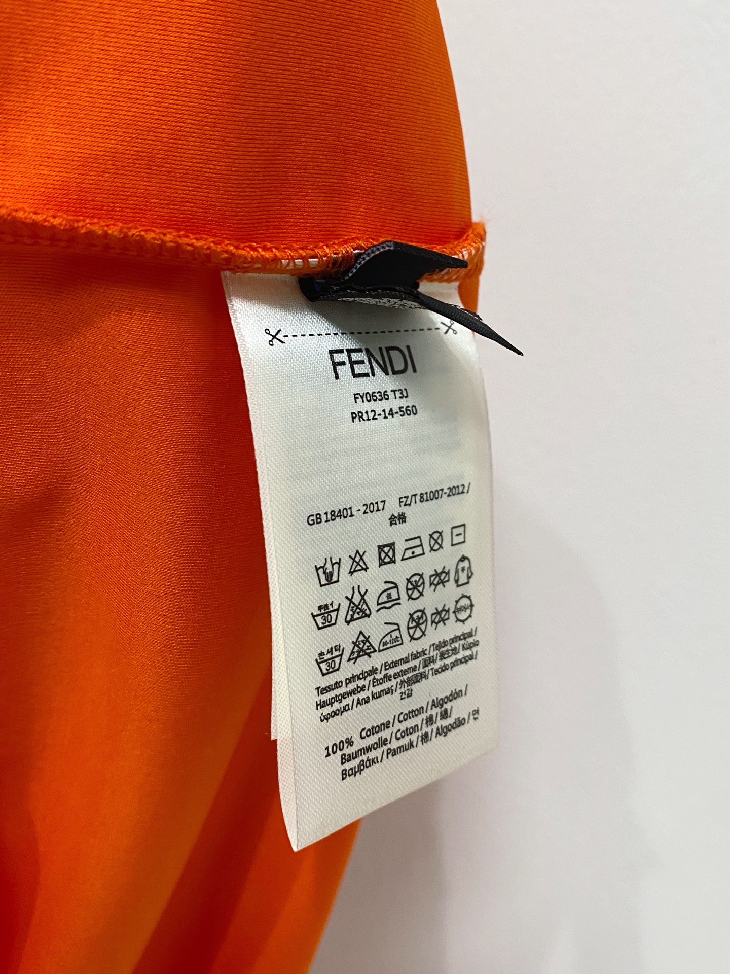  芬迪 2025春夏新款首发专柜最新款圆领短袖 高端订制 设计前卫时尚！品牌logo重工艺设计 高端定制