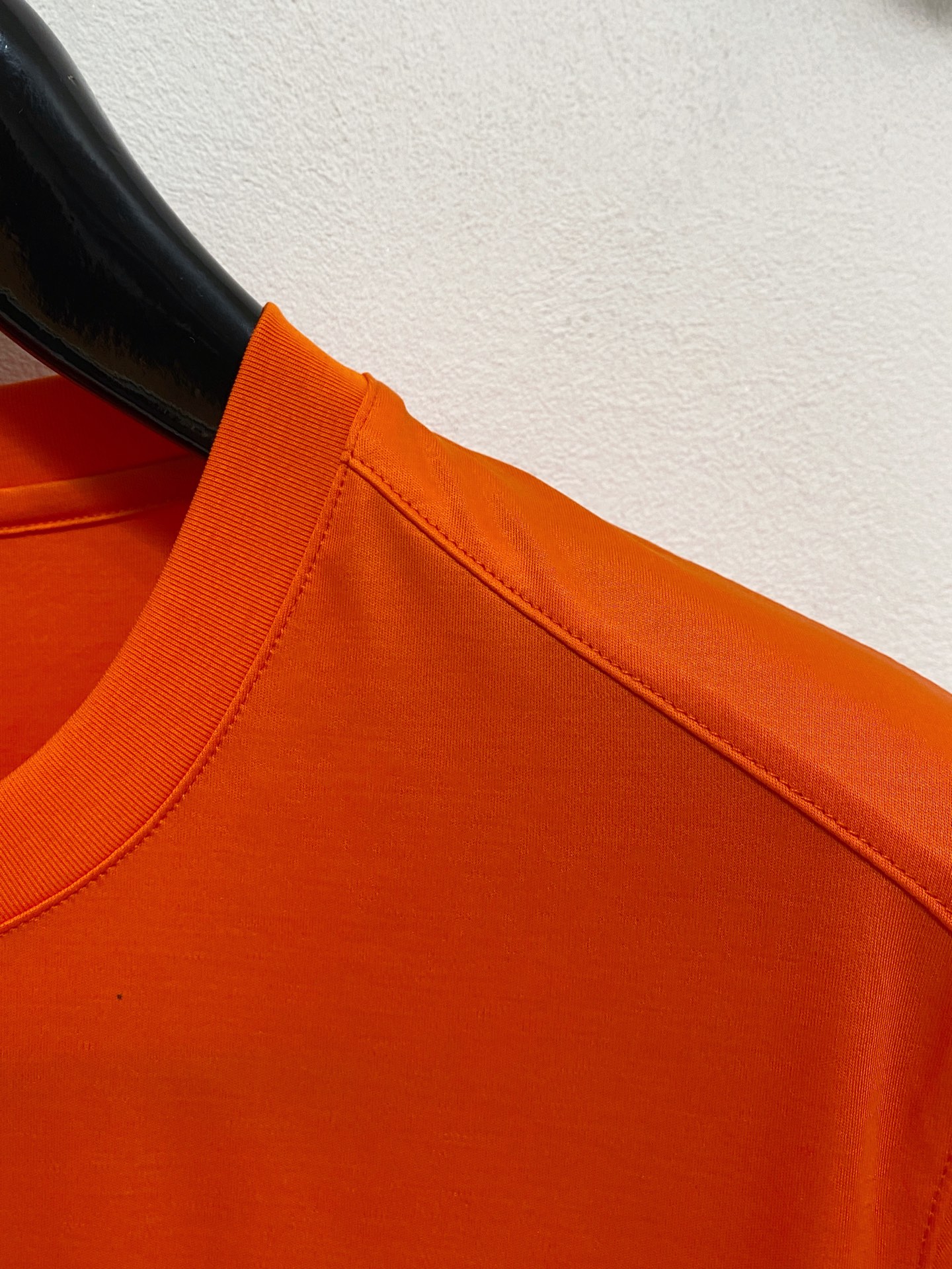  芬迪 2025春夏新款首发专柜最新款圆领短袖 高端订制 设计前卫时尚！品牌logo重工艺设计 高端定制