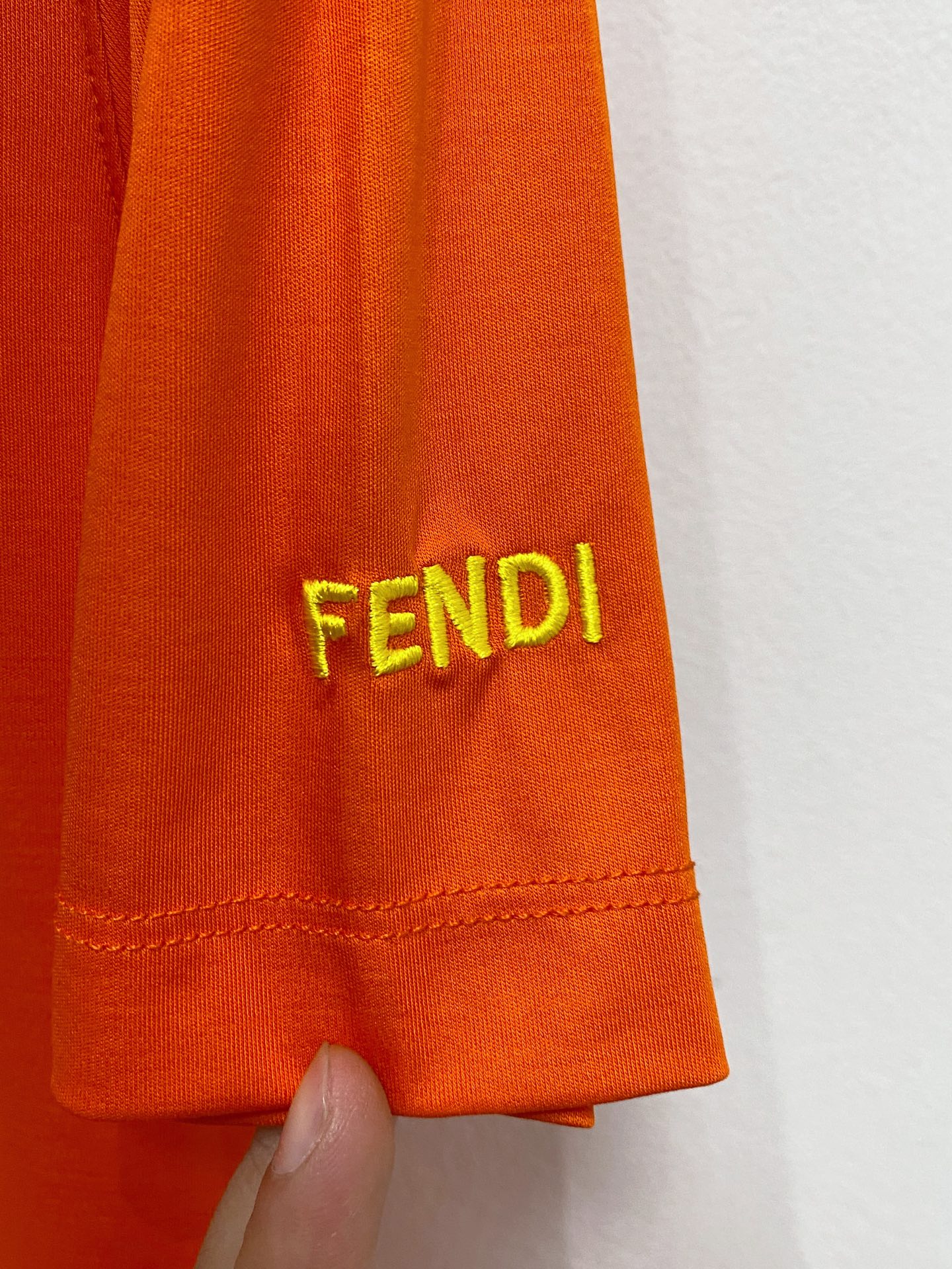  芬迪 2025春夏新款首发专柜最新款圆领短袖 高端订制 设计前卫时尚！品牌logo重工艺设计 高端定制