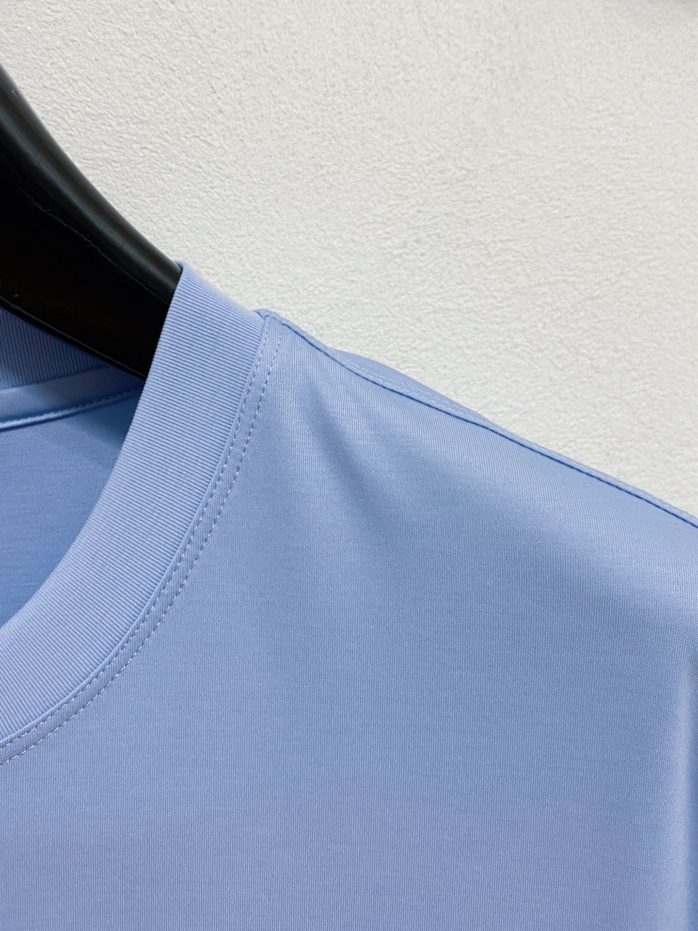  范思哲  2025春夏新款首发专柜最新款圆领短袖 高端订制 设计前卫时尚！品牌logo重工艺设计 高端