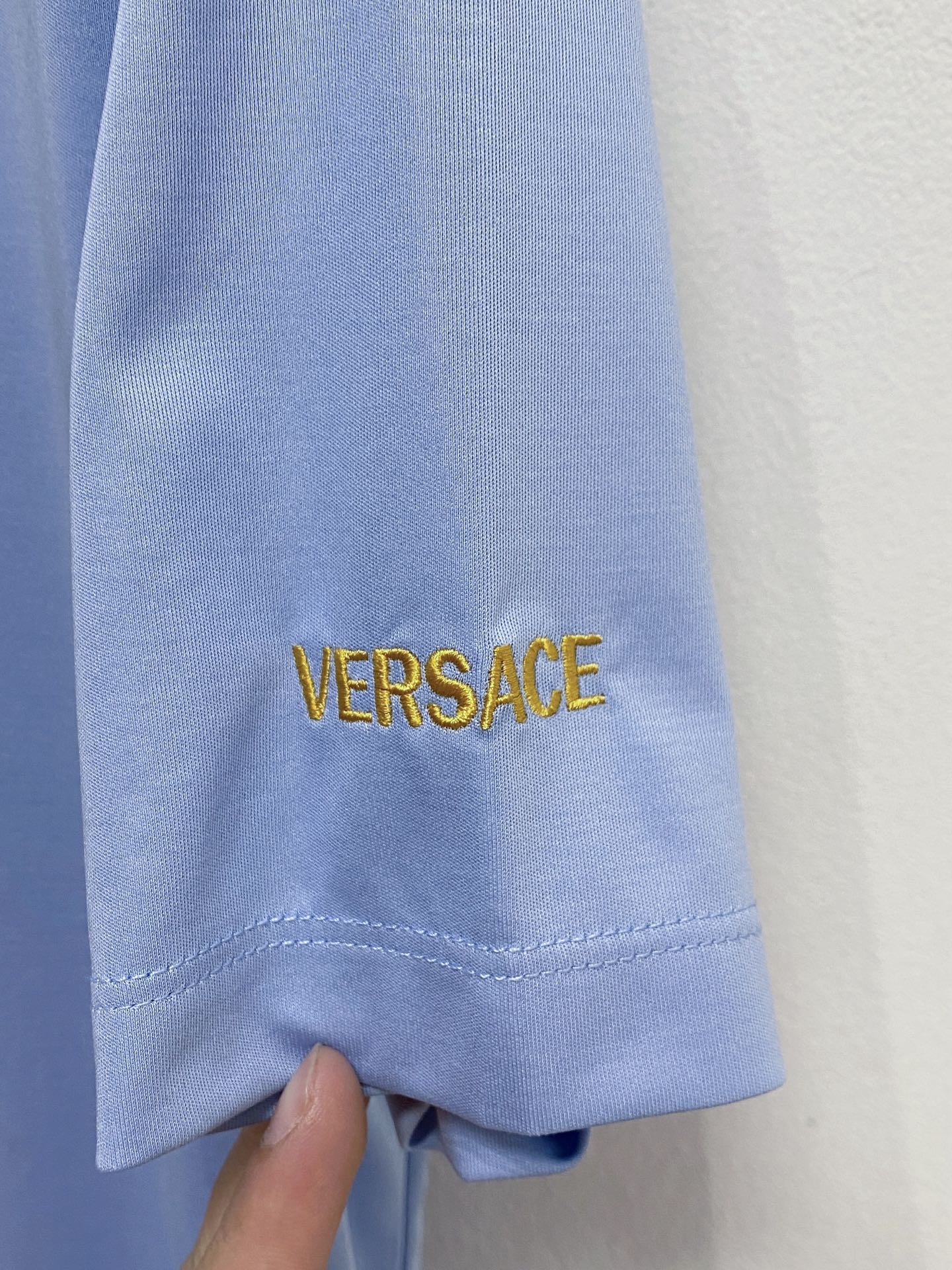  范思哲  2025春夏新款首发专柜最新款圆领短袖 高端订制 设计前卫时尚！品牌logo重工艺设计 高端