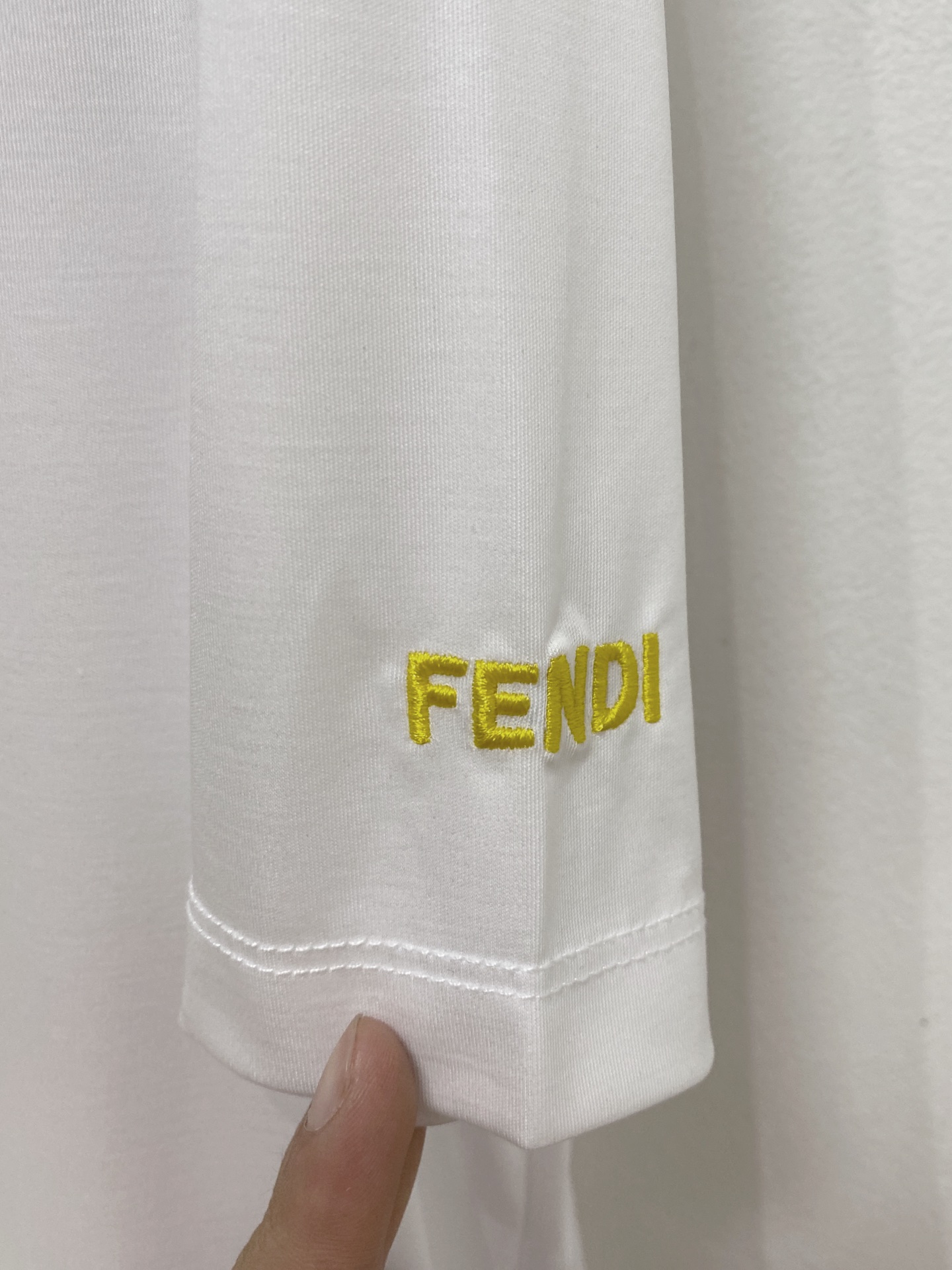  芬迪 2025春夏新款首发专柜最新款圆领短袖 高端订制 设计前卫时尚！品牌logo重工艺设计 高端定制