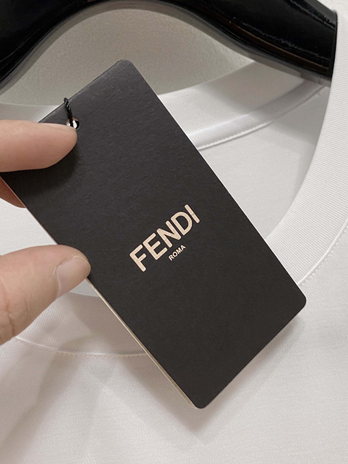  芬迪 2025春夏新款首发专柜最新款圆领短袖 高端订制 设计前卫时尚！品牌logo重工艺设计 高端定制