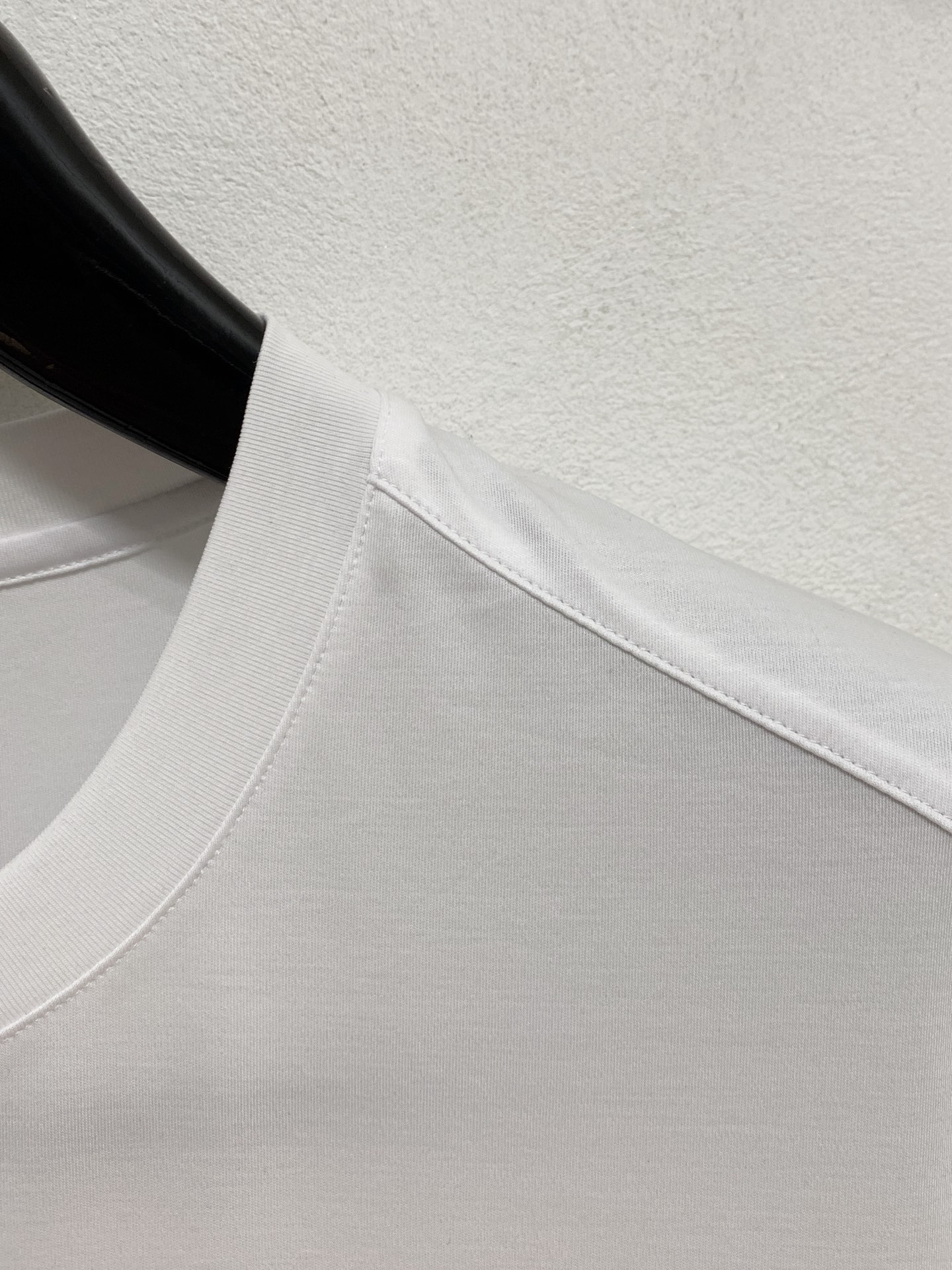  芬迪 2025春夏新款首发专柜最新款圆领短袖 高端订制 设计前卫时尚！品牌logo重工艺设计 高端定制