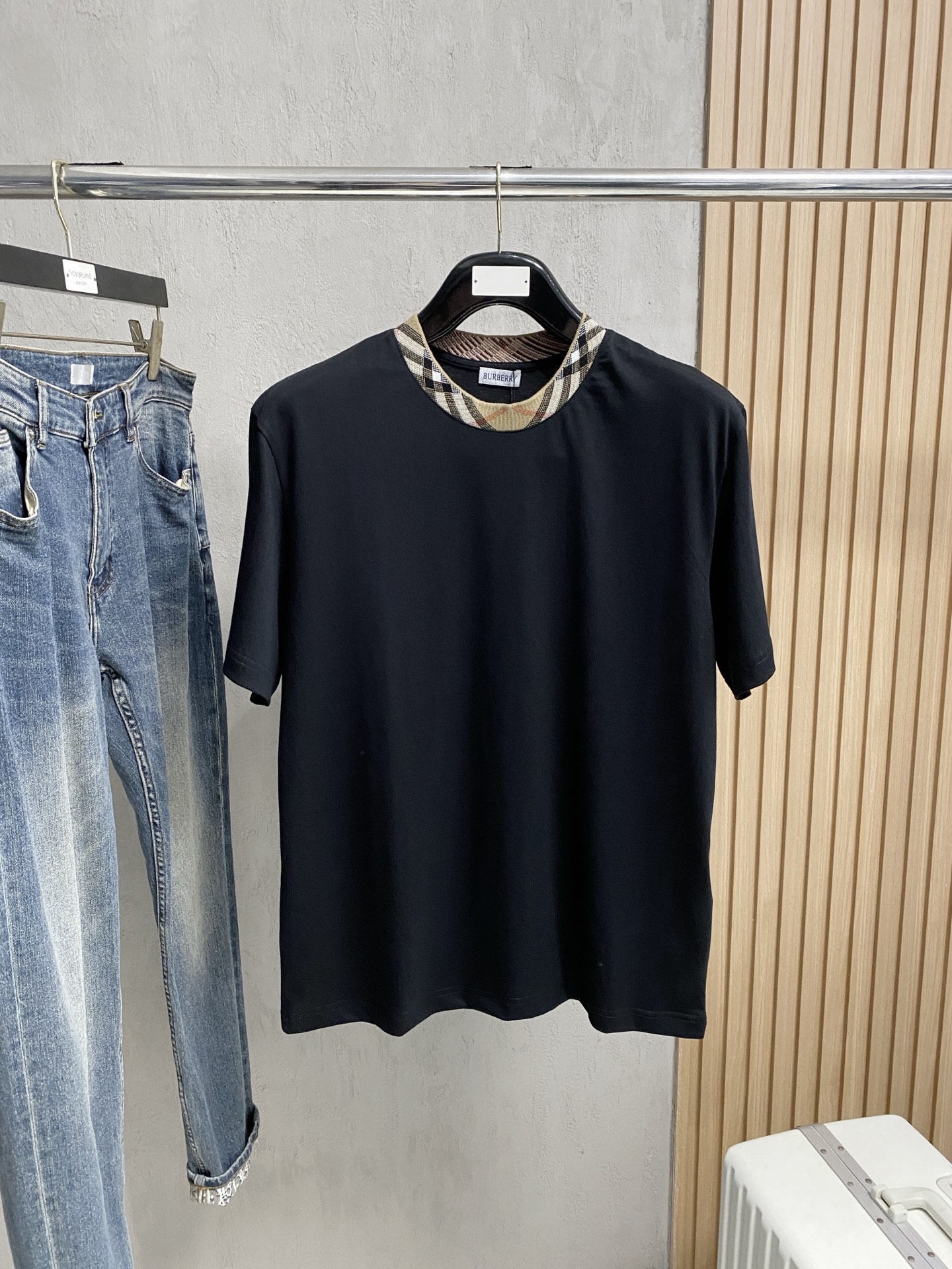 NO:412798,Burberry's new spring and summer 2025 short-sleeved T-shirt for men and women, the latest model is exclusively available on the entire network!  !  ~ It is classic and fashionable and versatile, who doesn’t like it? It will show the classic again. It is very pleasing to the eye and comes with a low luxury halo and recognition!  The traditional brand concept and modern advanced technology are perfectly combined. Coupled with the extremely modern and simple design, the exclusive logo pattern towel embroidery design!  Customized 100% imported pure cotton fabric!  The texture of this model is quite touching, the specifications and grades are known with tentacles. The degree of delicateness and breathability are top-notch!  Size M-3XL, Burberry, T-shirt,tees, t-shirt,alexander wang19860909巴宝莉2025春夏新款男女同款短袖T恤,最新款全网独家首上！！~既经典有时尚百搭,谁不爱啊,将经典再次展现,非常的耐看,自带低奢光环与辨识度！传统的品牌理念和现代化的先进技术进行了完美结合.加上极其现代摩登风范的简约设计,专属logo图案毛巾绣设计！定制百分百进口纯棉面料！此款的质感相当感人 触手便知规格档次 细腻程度与透气效果堪称顶级！尺码M-3XL,,burberry,T-shirt,tees，t-shirt,alexander wang,Men's clothing