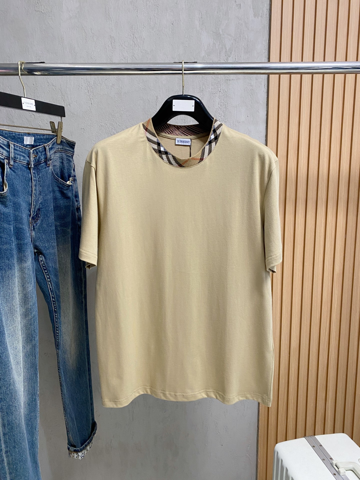 NO:412806,Gucci's new short-sleeved T-shirt for men and women in spring and summer, the latest model is exclusively available on the entire network!  !  ~ It is classic and fashionable and versatile, who doesn’t like it? It will show the classic again. It is very pleasing to the eye and comes with a low luxury halo and recognition!  The traditional brand concept and modern advanced technology are perfectly combined. Coupled with the extremely modern and simple design, the exclusive logo pattern towel embroidery design!  Customized 100% imported pure cotton fabric!  The texture of this model is quite touching, the specifications and grades are known with tentacles. The degree of delicateness and breathability are top-notch!  Size M-3XL, gucci, T-shirt,tees, t-shirt,alexander wang19860909古驰2025春夏新款男女同款短袖T恤,最新款全网独家首上！！~既经典有时尚百搭,谁不爱啊,将经典再次展现,非常的耐看,自带低奢光环与辨识度！传统的品牌理念和现代化的先进技术进行了完美结合.加上极其现代摩登风范的简约设计,专属logo图案毛巾绣设计！定制百分百进口纯棉面料！此款的质感相当感人 触手便知规格档次 细腻程度与透气效果堪称顶级！尺码M-3XL,,gucci,T-shirt,tees，t-shirt,alexander wang,Men's clothing