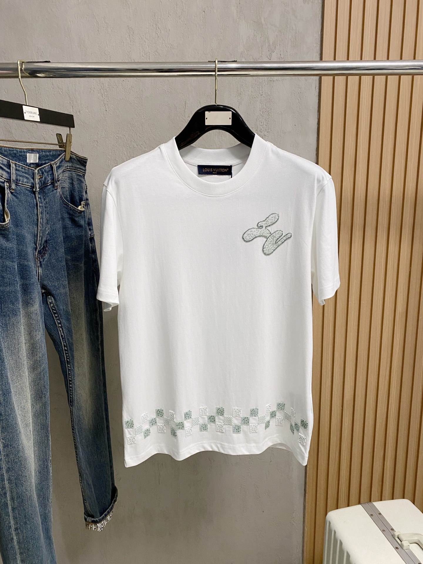 NO:412789,LV2025 spring and summer new short-sleeved T-shirt for men and women, the latest model is exclusively available on the entire network!  !  ~ It is classic and fashionable and versatile, who doesn’t like it? It will show the classic again. It is very pleasing to the eye and comes with a low luxury halo and recognition!  The traditional brand concept and modern advanced technology are perfectly combined. Coupled with the extremely modern and simple design, the exclusive logo pattern towel embroidery design!  Customized 100% imported pure cotton fabric!  The texture of this model is quite touching, the specifications and grades are known with tentacles. The degree of delicateness and breathability are top-notch!  Size M-3XL, louis vuitton, T-shirt,tees, t-shirt,alexander wang19860909LV2025春夏新款男女同款短袖T恤,最新款全网独家首上！！~既经典有时尚百搭,谁不爱啊,将经典再次展现,非常的耐看,自带低奢光环与辨识度！传统的品牌理念和现代化的先进技术进行了完美结合.加上极其现代摩登风范的简约设计,专属logo图案毛巾绣设计！定制百分百进口纯棉面料！此款的质感相当感人 触手便知规格档次 细腻程度与透气效果堪称顶级！尺码M-3XL,,louis vuitton,T-shirt,tees，t-shirt,alexander wang,Men's clothing