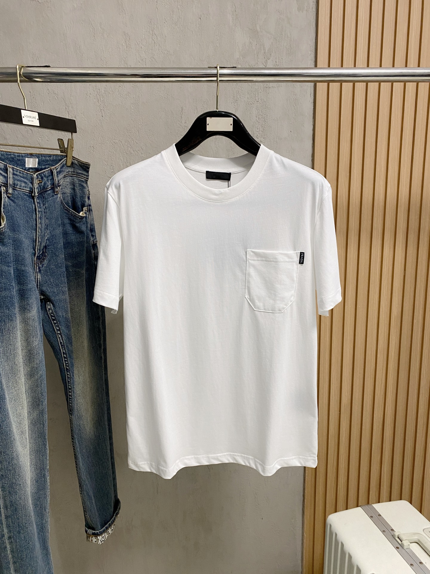 NO:412781,Prada's new short-sleeved T-shirt for men and women in spring and summer, the latest model is exclusively available on the entire network!  !  ~ It is classic and fashionable and versatile, who doesn’t like it? It will show the classic again. It is very pleasing to the eye and comes with a low luxury halo and recognition!  The traditional brand concept and modern advanced technology are perfectly combined. Coupled with the extremely modern and simple design, the exclusive logo pattern towel embroidery design!  Customized 100% imported pure cotton fabric!  The texture of this model is quite touching, the specifications and grades are known with tentacles. The degree of delicateness and breathability are top-notch!  Size M-3XL, prada, T-shirt,tees, t-shirt,alexander wang19860909普拉达2025春夏新款男女同款短袖T恤,最新款全网独家首上！！~既经典有时尚百搭,谁不爱啊,将经典再次展现,非常的耐看,自带低奢光环与辨识度！传统的品牌理念和现代化的先进技术进行了完美结合.加上极其现代摩登风范的简约设计,专属logo图案毛巾绣设计！定制百分百进口纯棉面料！此款的质感相当感人 触手便知规格档次 细腻程度与透气效果堪称顶级！尺码M-3XL,,prada,T-shirt,tees，t-shirt,alexander wang,Men's clothing