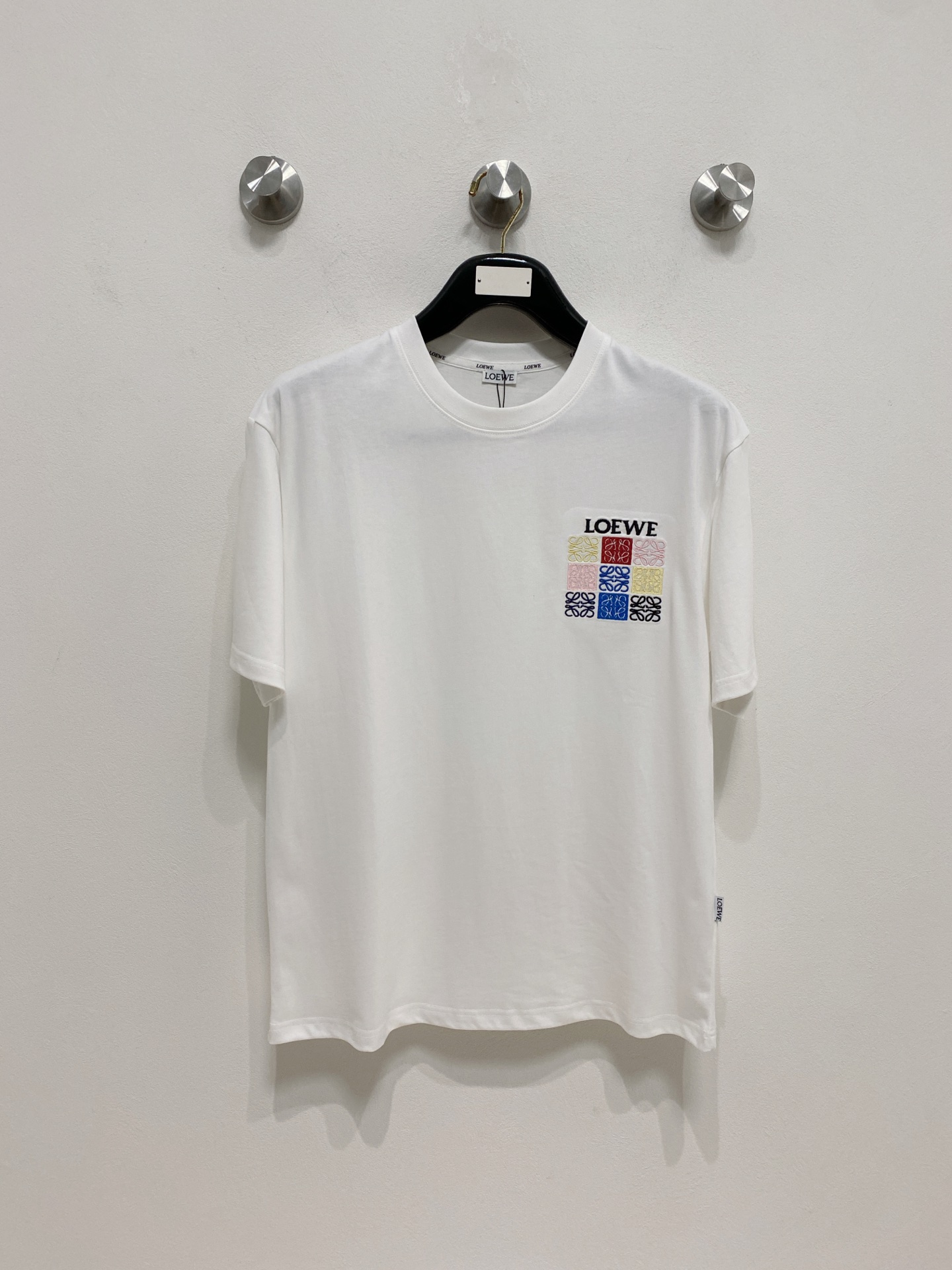 NO:507658,Luo Yiwei's new short-sleeved T-shirt in summer 2025, the personalized art series exclusively launched on the entire network. The versatile details are perfectly processed and pure cotton fabric is very exquisite. Original fabric. The same high-quality and comfortable hand feels very fashionable and personalized. A super versatile and beautiful style for men and women. The same color is black and white. The number of numbers M-3XL, loewe, T-shirt,tees, t-shirt,alexander wang19860909罗意威2025夏季新款短袖T恤,个性艺术系列全网独家首发 百搭款细节处理完美纯棉面料十分精致 原版面料 网红明星同款高版本 高品质手感非常舒服 时尚又个性 超级百搭好看的一款男女同款颜色黑、白 码数M-3XL,,loewe,T-shirt,tees，t-shirt,alexander wang,Men's clothing