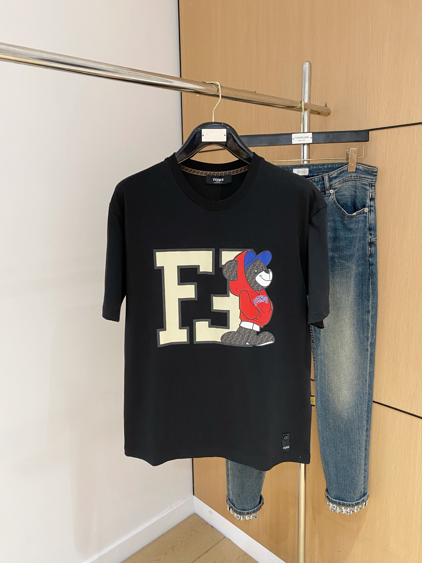 NO:450129,Fendi's new short-sleeved T-shirt in summer 2025, the personalized art series exclusively launched on the entire network. The versatile details are perfectly processed and pure cotton fabric is very exquisite. Original fabric. The same high-quality and comfortable hand feels very fashionable and personalized. A super versatile and beautiful style for men and women. The same color is black and white. M-3XL, fendi, T-shirt,tees, t-shirt,alexander wang19860909芬迪2025夏季新款短袖T恤,个性艺术系列全网独家首发 百搭款细节处理完美纯棉面料十分精致 原版面料 网红明星同款高版本 高品质手感非常舒服 时尚又个性 超级百搭好看的一款男女同款颜色黑、白 码数M-3XL,,fendi,T-shirt,tees，t-shirt,alexander wang,Men's clothing