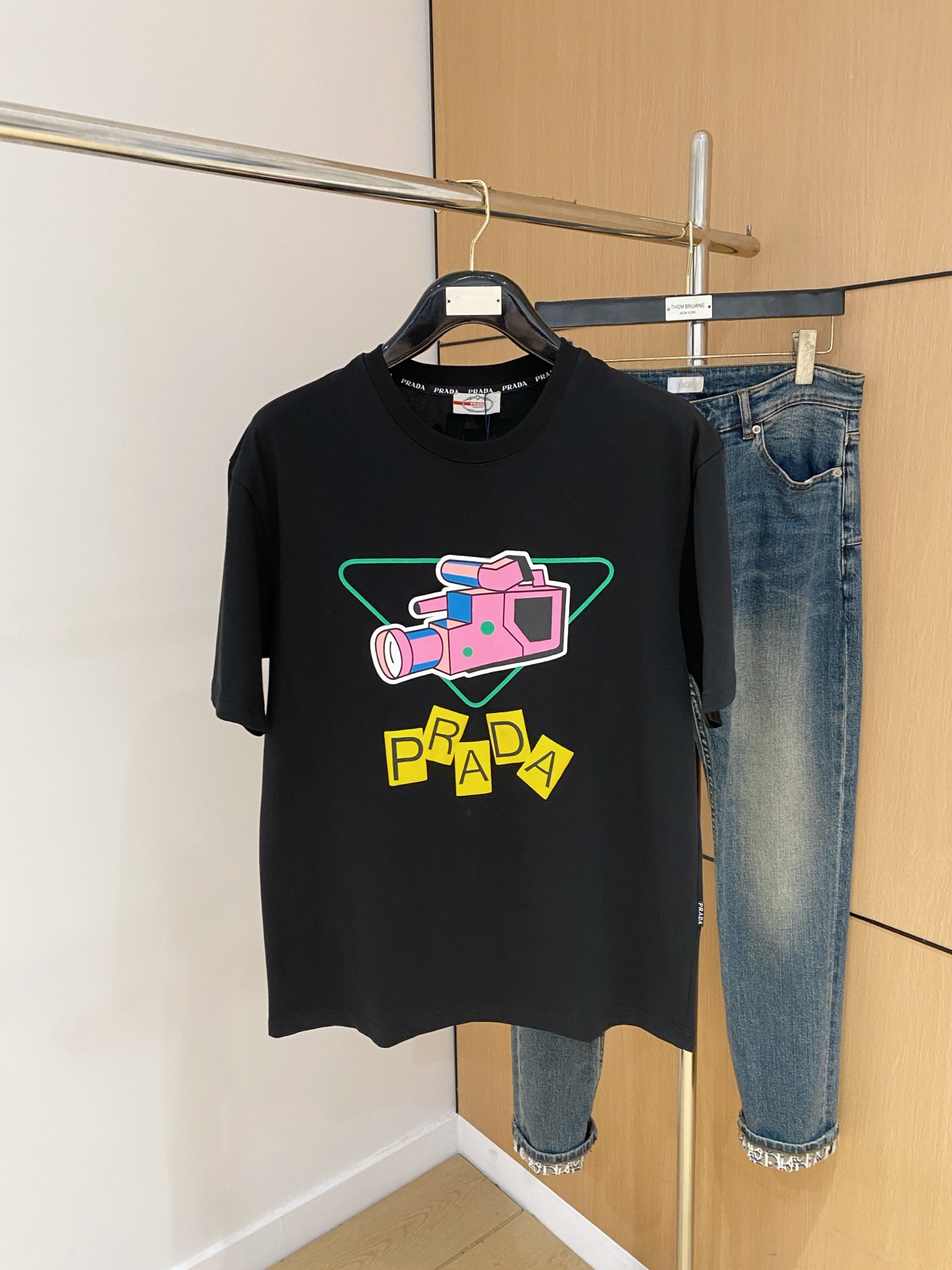 NO:450122,Prada's new short-sleeved T-shirt for summer 2025, the personalized art series exclusively launched on the entire network. The versatile details are perfectly processed and pure cotton fabric is very exquisite. Original fabric. The same high-quality and comfortable hand feels very fashionable and personalized. A super versatile and beautiful style for men and women. The same color is black and white. The number of numbers M-3XL, prada, T-shirt,tees, t-shirt,alexander wang19860909普拉达2025夏季新款短袖T恤,个性艺术系列全网独家首发 百搭款细节处理完美纯棉面料十分精致 原版面料 网红明星同款高版本 高品质手感非常舒服 时尚又个性 超级百搭好看的一款男女同款颜色黑、白 码数M-3XL,,prada,T-shirt,tees，t-shirt,alexander wang,Men's clothing