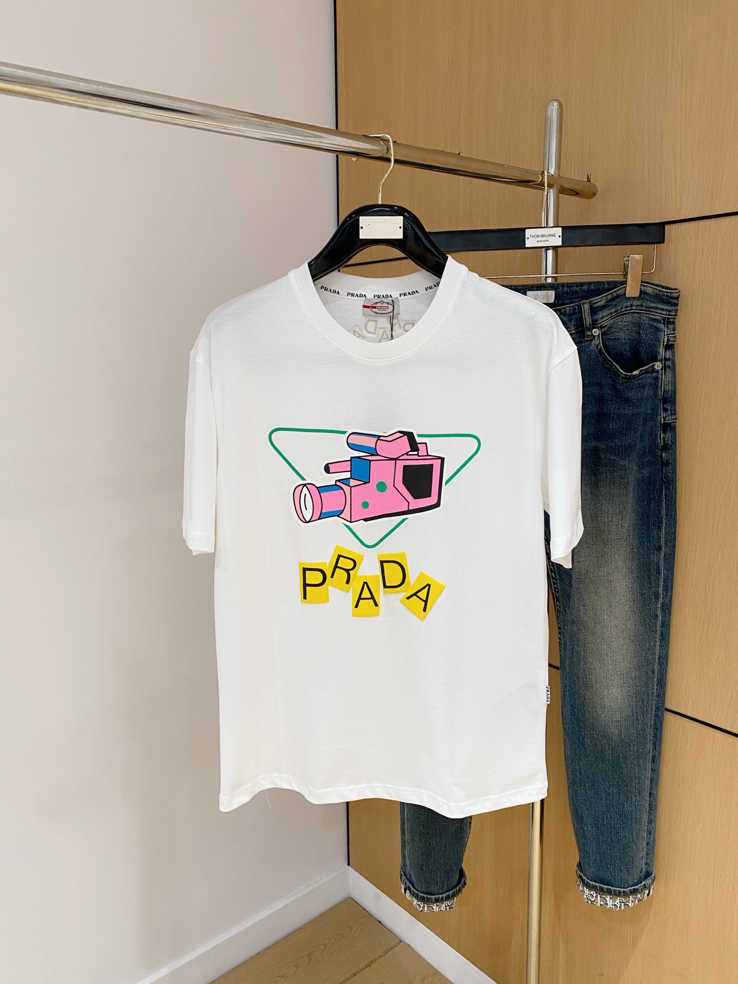 NO:488515,Prada's new short-sleeved T-shirt for summer 2025, the personalized art series exclusively launched on the entire network. The versatile details are perfectly processed and pure cotton fabric is very exquisite. Original fabric. The same high-quality and comfortable hand feels very fashionable and personalized. A super versatile and beautiful style for men and women. The same color is black and white. The number of numbers M-3XL, prada, T-shirt,tees, t-shirt,alexander wang19860909普拉达2025夏季新款短袖T恤,个性艺术系列全网独家首发 百搭款细节处理完美纯棉面料十分精致 原版面料 网红明星同款高版本 高品质手感非常舒服 时尚又个性 超级百搭好看的一款男女同款颜色黑、白 码数M-3XL,,prada,T-shirt,tees，t-shirt,alexander wang,Men's clothing