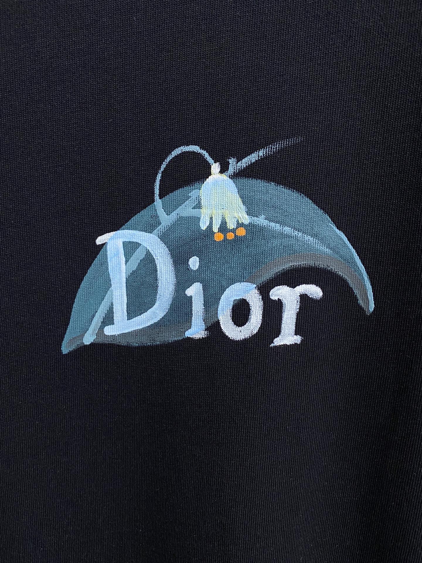  迪*DIOR 25SS春夏新款首发专柜最新款短袖圆领T恤 手绘高端订制 设计前卫时尚！品牌logo重工