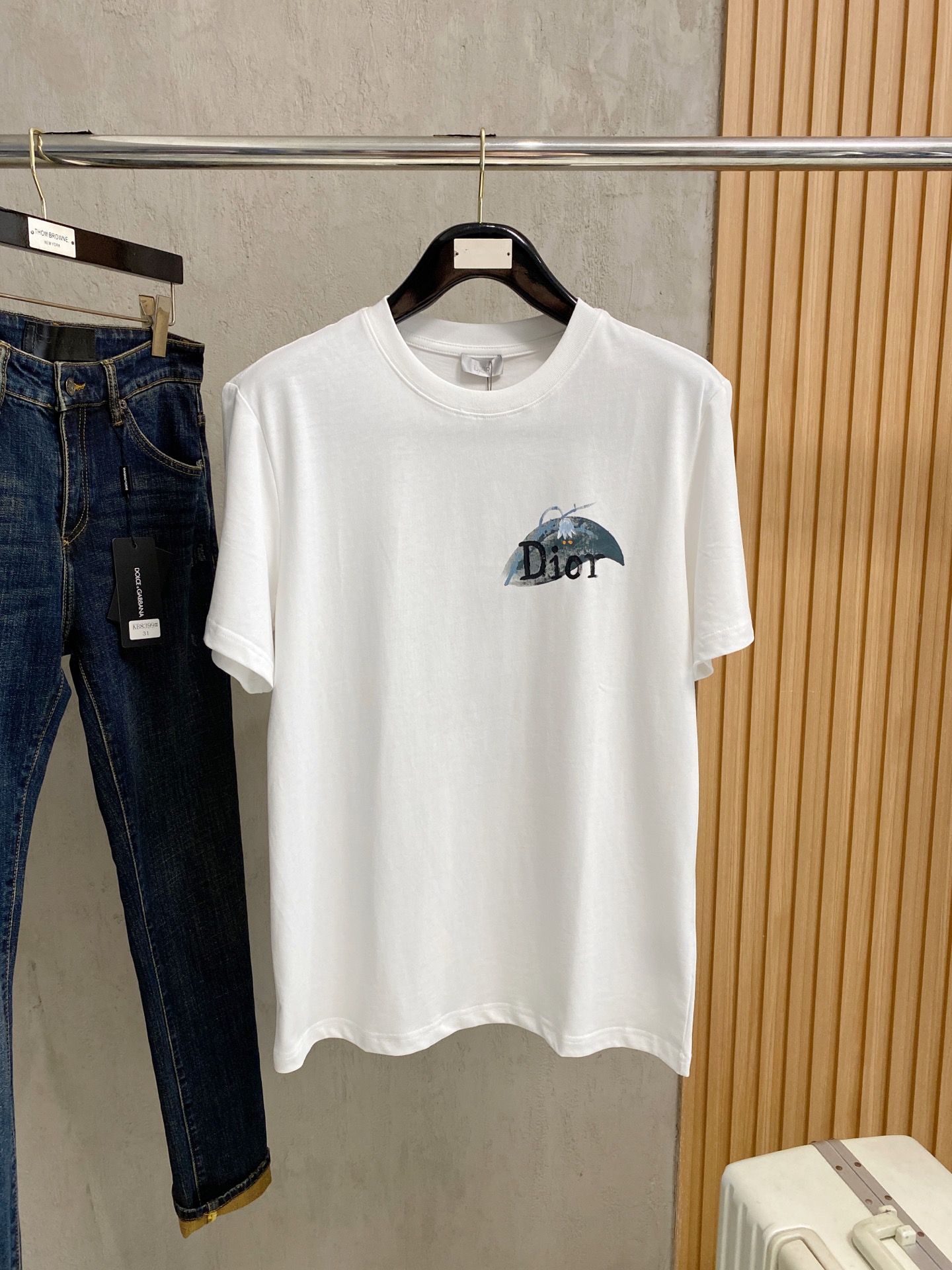 NO:505251,Di*DIOR 25SS spring and summer new style first-time counter latest short-sleeved round neck T-shirt, hand-painted high-end customization, avant-garde and fashionable design!  Brand logo heavy craft design, high-end custom fabric, soft feel, comfortable to wear, imported high-end fabrics are very delicate, the details are exquisite and exquisite, the counter-level exquisite car line, fine workmanship, extremely shaping item, can be matched with any fashion, super good style, must-have items for trendy men, color white and black Size S-XXL Size reference S-Size shoulder width 45 bust 101 length 68 M size shoulder width 46 bust 105 long 70 L size shoulder width 47 bust 109 long 72 XL size shoulder width 48 bust 113 long 74 XXL size shoulder width 49 bust 117 long 76, dior, T-shirt,tees, t-shirt,alexander wang19860909迪*DIOR 25SS春夏新款首发专柜最新款短袖圆领T恤 手绘高端订制 设计前卫时尚！品牌logo重工艺设计,高端定制面料,手感柔软,穿着舒适,客供进口高档面料质感非常细腻,细节工艺精湛考究,专柜级别精致车线,做工精细,塑造性极高的一款单品,任何时装都可以搭配,版型超级好 潮男必备单品 颜色白色、黑色 尺码S-XXL 尺寸参考 S码肩宽45胸围101衣长68 M码肩宽46胸围105衣长70 L码肩宽47胸围109衣长72 XL码肩宽48胸围113衣长74 XXL码肩宽49胸围117衣长76,,dior,T-shirt,tees，t-shirt,alexander wang,Men's clothing