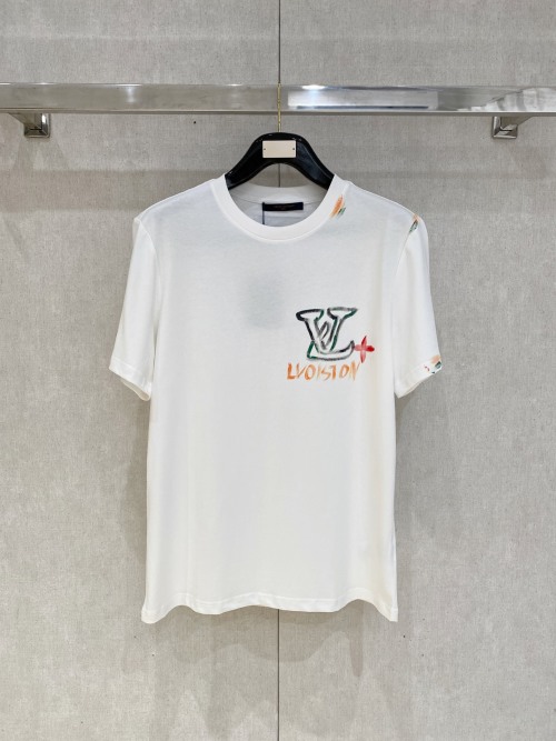 Louis Vuitton 25SS Stylish Short Sleeve T-Shirt with Hand-Painted Logo 1 Louis Vuitton 25SS Stylish Short Sleeve T-Shirt with Hand-Painted Logo