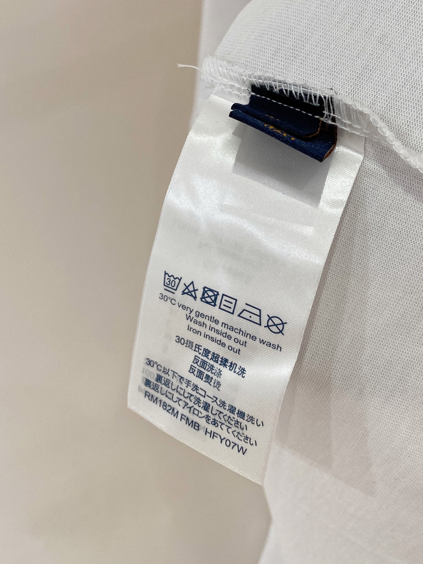  lv。春夏新款首发专柜最新款短袖圆领T恤 高端订制 设计前卫时尚！品牌logo重工艺设计 高端定制23