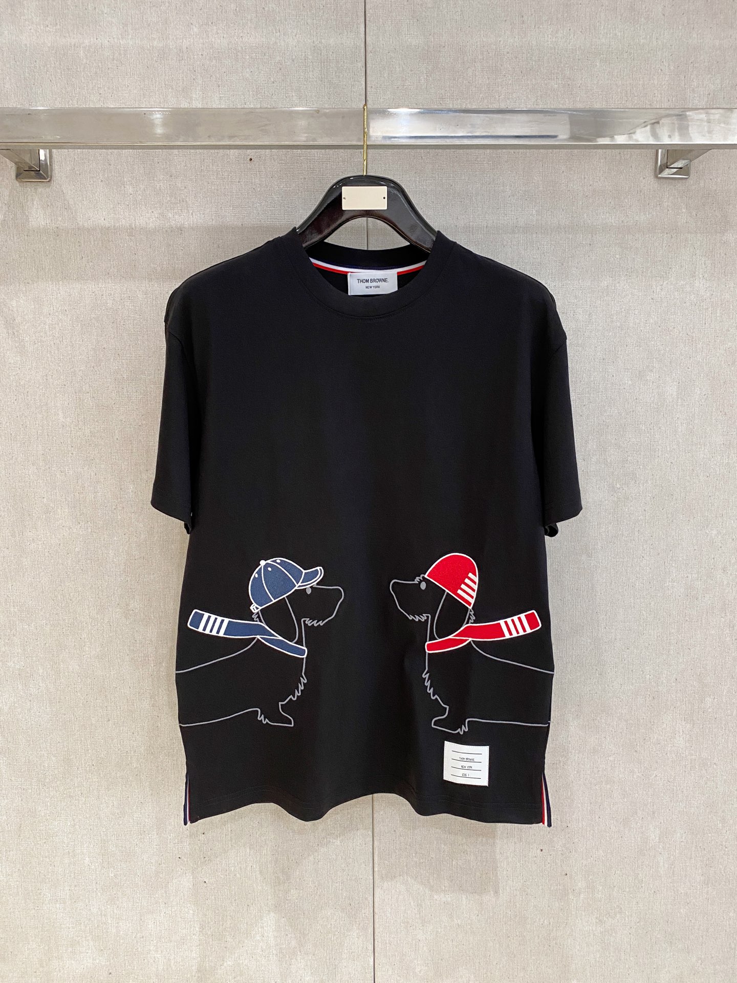 NO:472394,TB * 25SS spring and summer new style first-time counter latest short-sleeved round neck T-shirt, high-end customization, avant-garde and fashionable design!  Brand logo heavy craft design, high-end customized 230g fabric, soft feel, comfortable to wear, exquisite counter-level car line, fine workmanship, invincible and handsome upper body effect!  A must-have item for handsome men!  Color black. White. Code number M-2XL., T-shirt,tees, t-shirt,alexander wang19860909TB * 25SS春夏新款首发专柜最新款短袖圆领T恤 高端订制 设计前卫时尚！品牌logo重工艺设计 高端定制230克面料.手感柔软.穿着舒适.专柜级别精致车线.做工精细.上身效果无敌帅气！型男必备单品！颜色黑色.白色.码数M-2XL.,,T-shirt,tees，t-shirt,alexander wang,Men's clothing