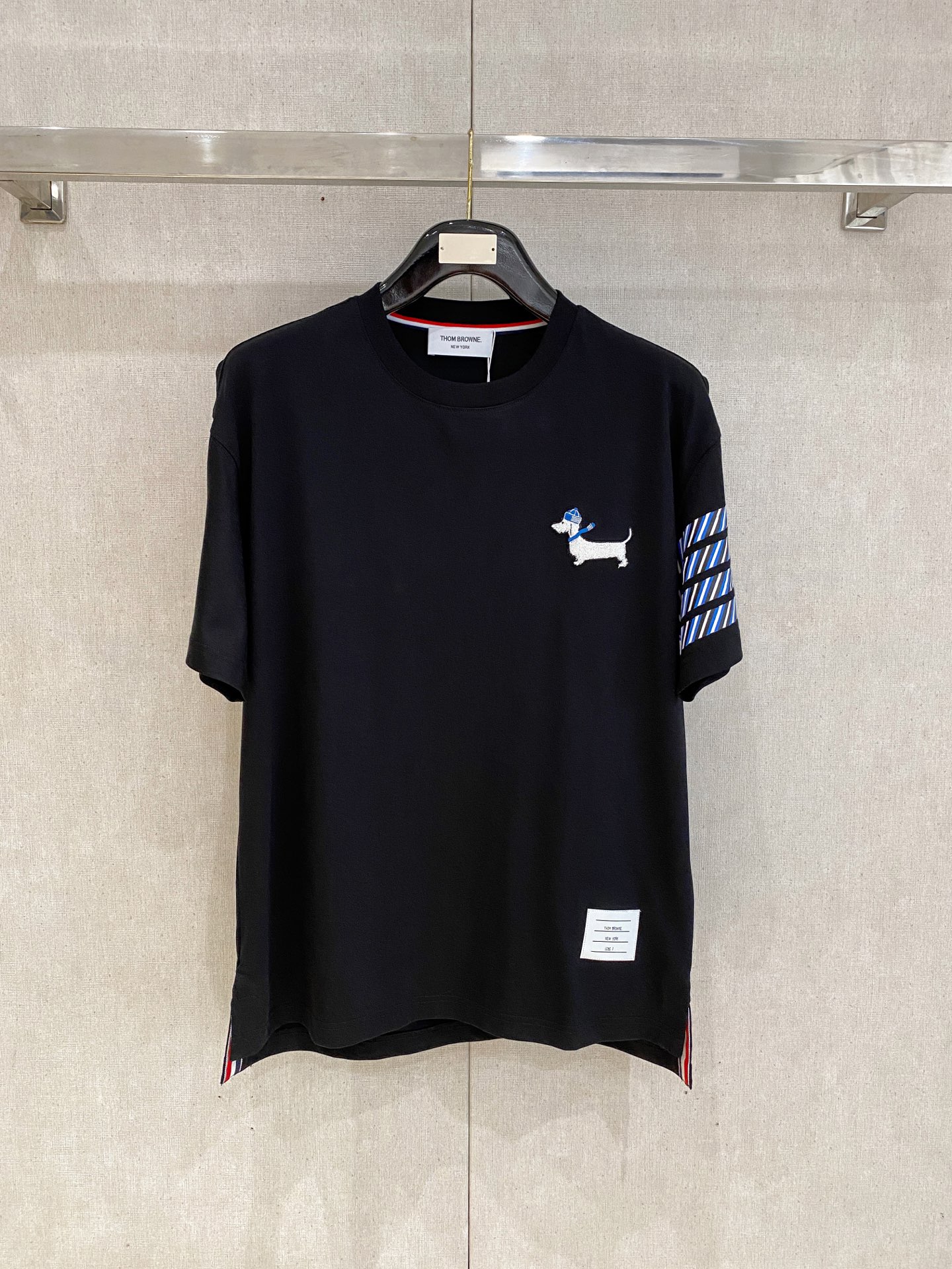 NO:472384,TB * 25SS spring and summer new style first-time counter latest short-sleeved round neck T-shirt, high-end customization, avant-garde and fashionable design!  Brand logo heavy craft design, high-end customized 230g fabric, soft feel, comfortable to wear, exquisite counter-level car line, fine workmanship, invincible and handsome upper body effect!  A must-have item for handsome men!  Color black. White. Code number M-2XL, T-shirt,tees, t-shirt,alexander wang19860909TB * 25SS春夏新款首发专柜最新款短袖圆领T恤 高端订制 设计前卫时尚！品牌logo重工艺设计 高端定制230克面料.手感柔软.穿着舒适.专柜级别精致车线.做工精细.上身效果无敌帅气！型男必备单品！颜色黑色.白色.码数M-2XL,,T-shirt,tees，t-shirt,alexander wang,Men's clothing