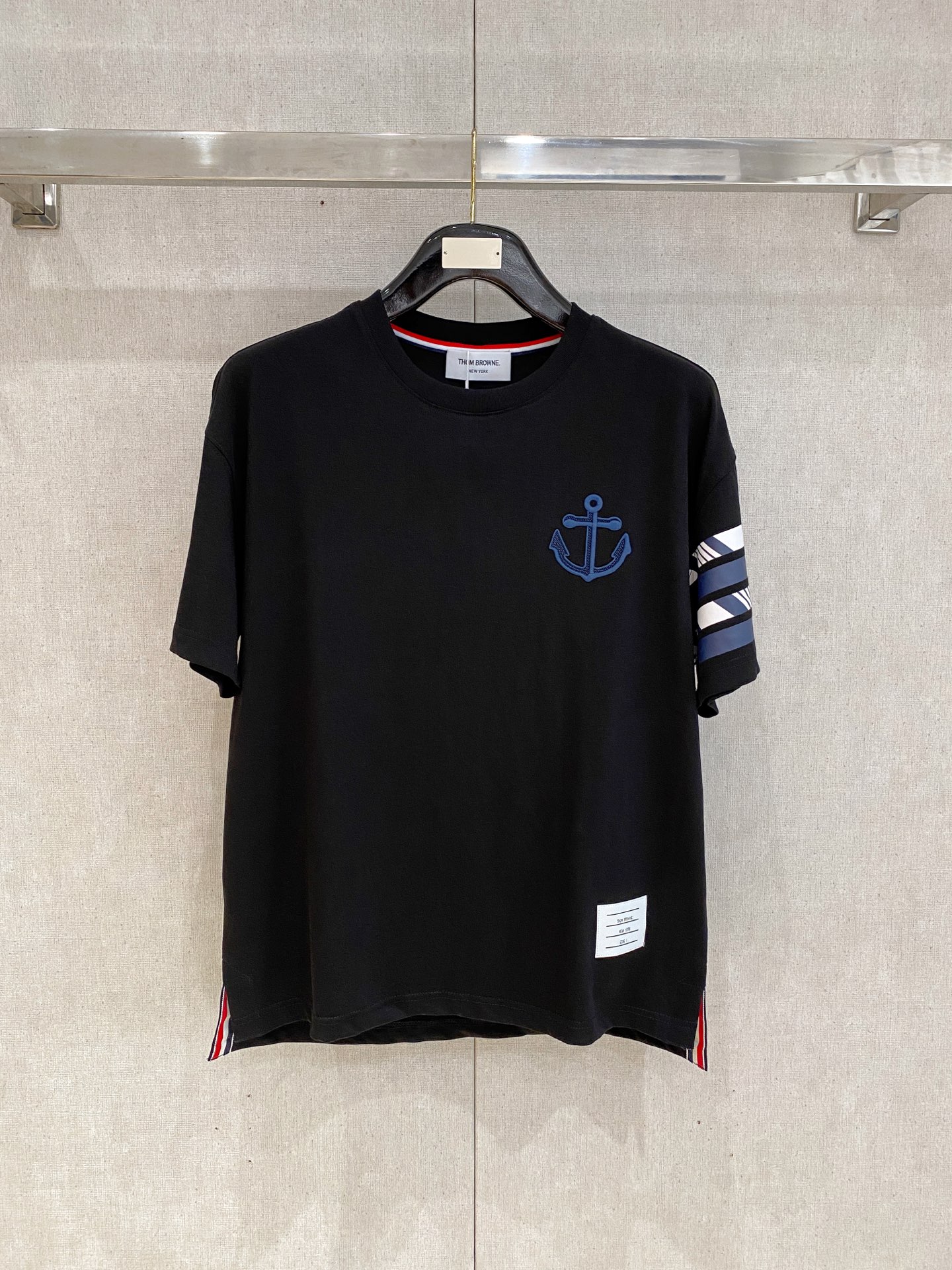 NO:472380,TB * 25SS spring and summer new style first-time counter latest short-sleeved round neck T-shirt, high-end customization, avant-garde and fashionable design!  Brand logo heavy craft design, high-end customized 230g fabric, soft feel, comfortable to wear, exquisite counter-level car line, fine workmanship, invincible and handsome upper body effect!  A must-have item for handsome men!  Color black. White. Code number M-2XL, T-shirt,tees, t-shirt,alexander wang19860909TB * 25SS春夏新款首发专柜最新款短袖圆领T恤 高端订制 设计前卫时尚！品牌logo重工艺设计 高端定制230克面料.手感柔软.穿着舒适.专柜级别精致车线.做工精细.上身效果无敌帅气！型男必备单品！颜色黑色.白色.码数M-2XL,,T-shirt,tees，t-shirt,alexander wang,Men's clothing