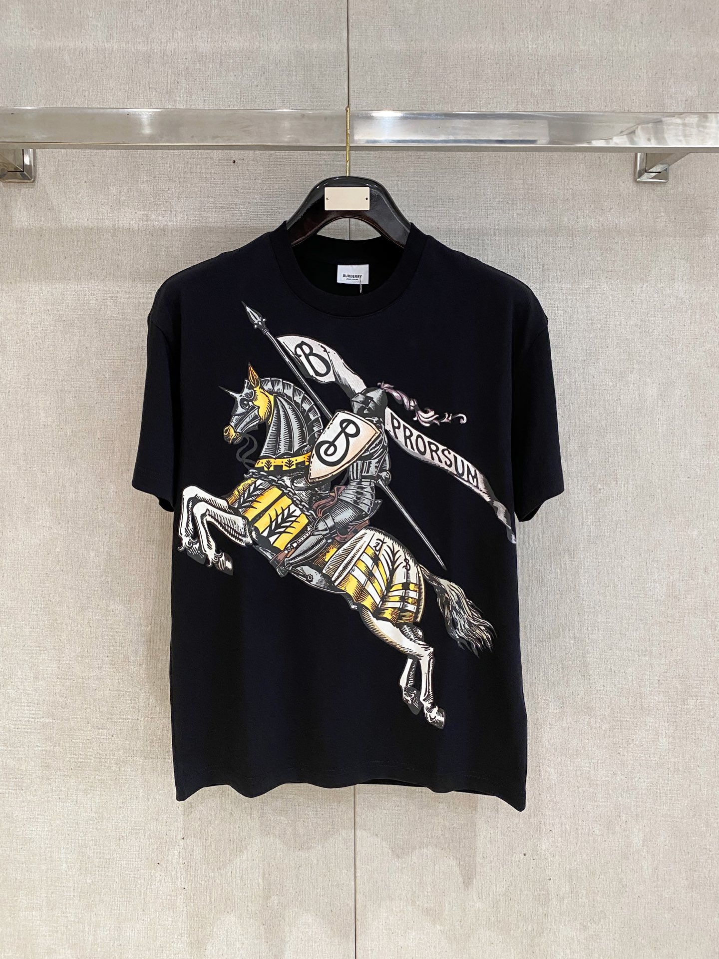 NO:472397,Babao. The new spring and summer new style first-time counter has the latest short-sleeved round-neck T-shirt, high-end customization, avant-garde and fashionable design!  Brand logo heavy craft design, high-end customized 230g fabric, soft feel, comfortable to wear, exquisite counter-level car line, fine workmanship, invincible and handsome upper body effect!  A must-have item for handsome men!  Color black. Code number M-XXL, burberry, T-shirt,tees, t-shirt,alexander wang19860909巴宝.春夏新款首发专柜最新款短袖圆领T恤 高端订制 设计前卫时尚！品牌logo重工艺设计 高端定制230克面料.手感柔软.穿着舒适.专柜级别精致车线.做工精细.上身效果无敌帅气！型男必备单品！颜色黑色.码数M-XXL,,burberry,T-shirt,tees，t-shirt,alexander wang,Men's clothing