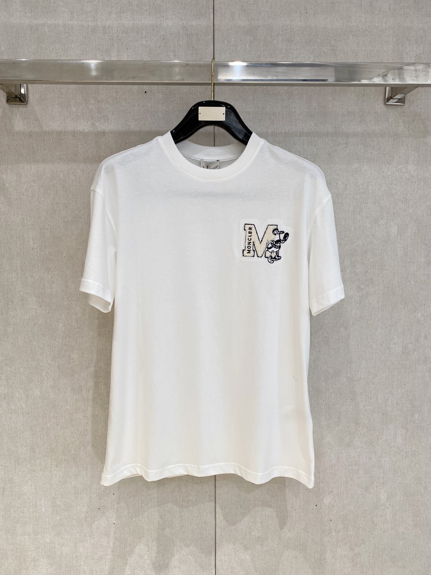 NO:474669,The new spring and summer new style of the first counter is the latest short-sleeved round-neck T-shirt with high-end customization and avant-garde and fashionable design!  Brand logo heavy craft design, high-end customized 230g fabric, soft feel, comfortable to wear, exquisite counter-level car line, fine workmanship, invincible and handsome upper body effect!  A must-have item for handsome men!  Color white. Code number M-3XL, Moncler, T-shirt,tees, t-shirt,alexander wang19860909蒙口 春夏新款首发专柜最新款短袖圆领T恤 高端订制 设计前卫时尚！品牌logo重工艺设计 高端定制230克面料.手感柔软.穿着舒适.专柜级别精致车线.做工精细.上身效果无敌帅气！型男必备单品！颜色白色.码数M-3XL,,Moncler,T-shirt,tees，t-shirt,alexander wang,Men's clothing