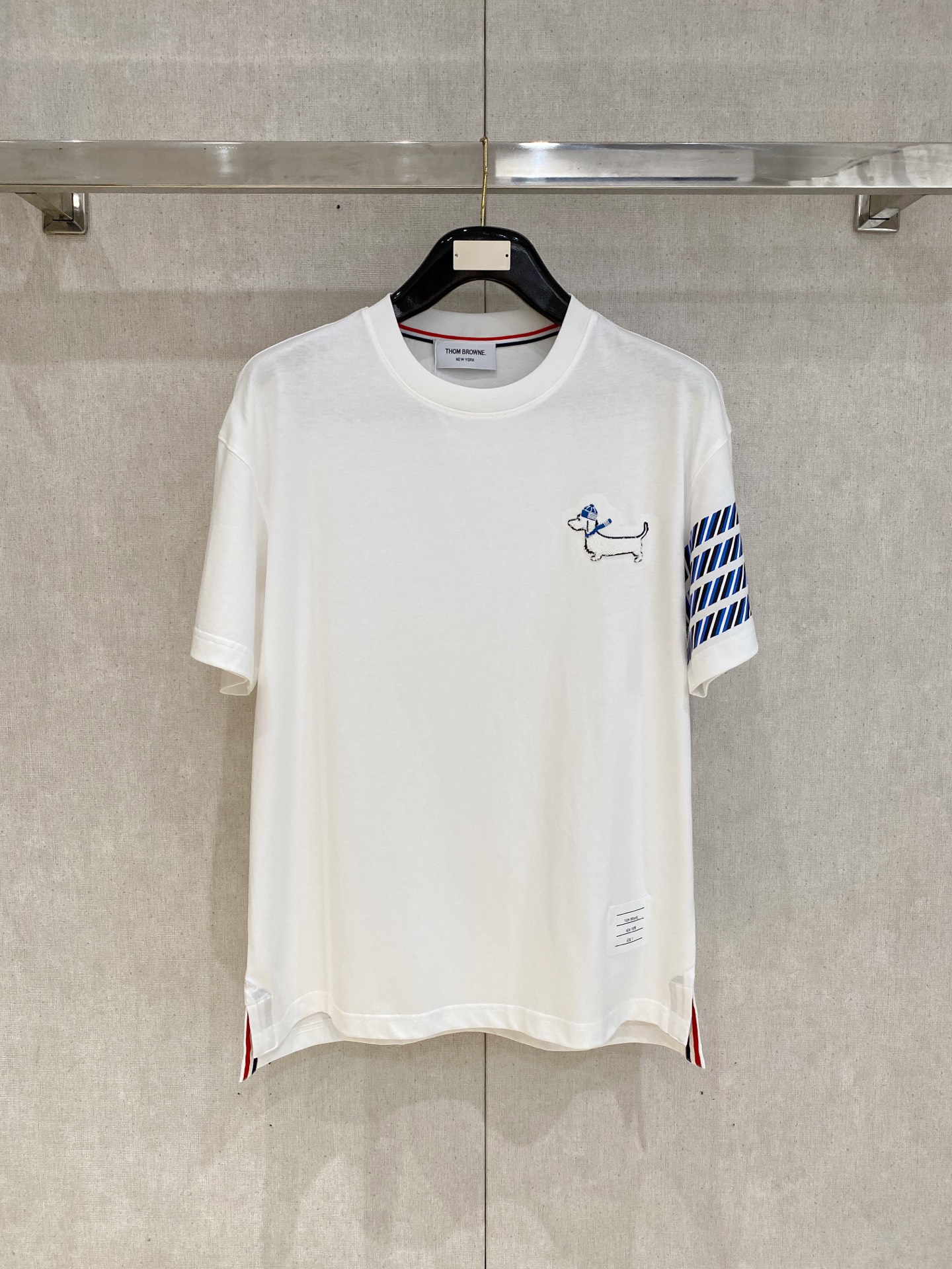 NO:472388,TB * 25SS spring and summer new style first-time counter latest short-sleeved round neck T-shirt, high-end customization, avant-garde and fashionable design!  Brand logo heavy craft design, high-end customized 230g fabric, soft feel, comfortable to wear, exquisite counter-level car line, fine workmanship, invincible and handsome upper body effect!  A must-have item for handsome men!  Color black. White. Number of codes M-2xL, T-shirt,tees, t-shirt,alexander wang19860909TB * 25SS春夏新款首发专柜最新款短袖圆领T恤 高端订制 设计前卫时尚！品牌logo重工艺设计 高端定制230克面料.手感柔软.穿着舒适.专柜级别精致车线.做工精细.上身效果无敌帅气！型男必备单品！颜色黑色.白色.码数M-2xL,,T-shirt,tees，t-shirt,alexander wang,Men's clothing