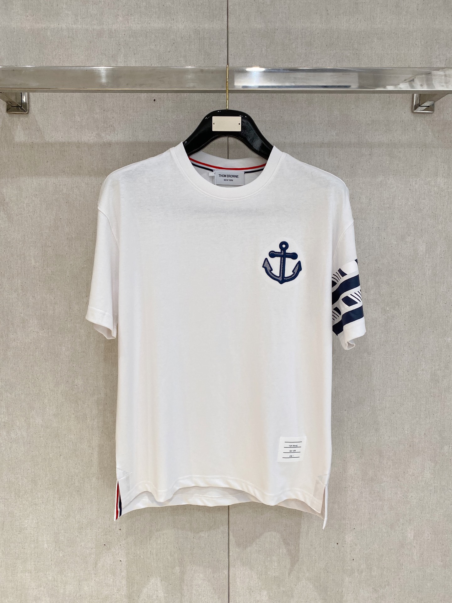 NO:472376,TB * 25SS spring and summer new style first-time counter latest short-sleeved round neck T-shirt, high-end customization, avant-garde and fashionable design!  Brand logo heavy craft design, high-end customized 230g fabric, soft feel, comfortable to wear, exquisite counter-level car line, fine workmanship, invincible and handsome upper body effect!  A must-have item for handsome men!  Color black. White. Code number M-2XL, T-shirt,tees, t-shirt,alexander wang19860909TB * 25SS春夏新款首发专柜最新款短袖圆领T恤 高端订制 设计前卫时尚！品牌logo重工艺设计 高端定制230克面料.手感柔软.穿着舒适.专柜级别精致车线.做工精细.上身效果无敌帅气！型男必备单品！颜色黑色.白色.码数M-2XL,,T-shirt,tees，t-shirt,alexander wang,Men's clothing