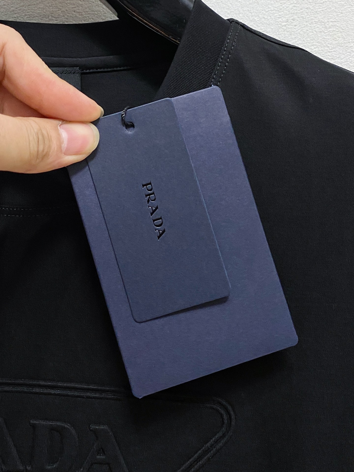  普拉达 顶级品质 2025款新品短袖！精选100支双面丝光棉面料，手感柔软。顶级进口私货，时尚设计潮流