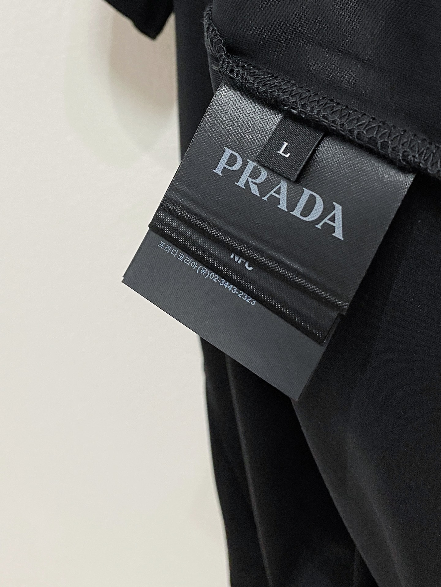  普拉达 顶级品质 2025款新品短袖！精选100支双面丝光棉面料，手感柔软。顶级进口私货，时尚设计潮流