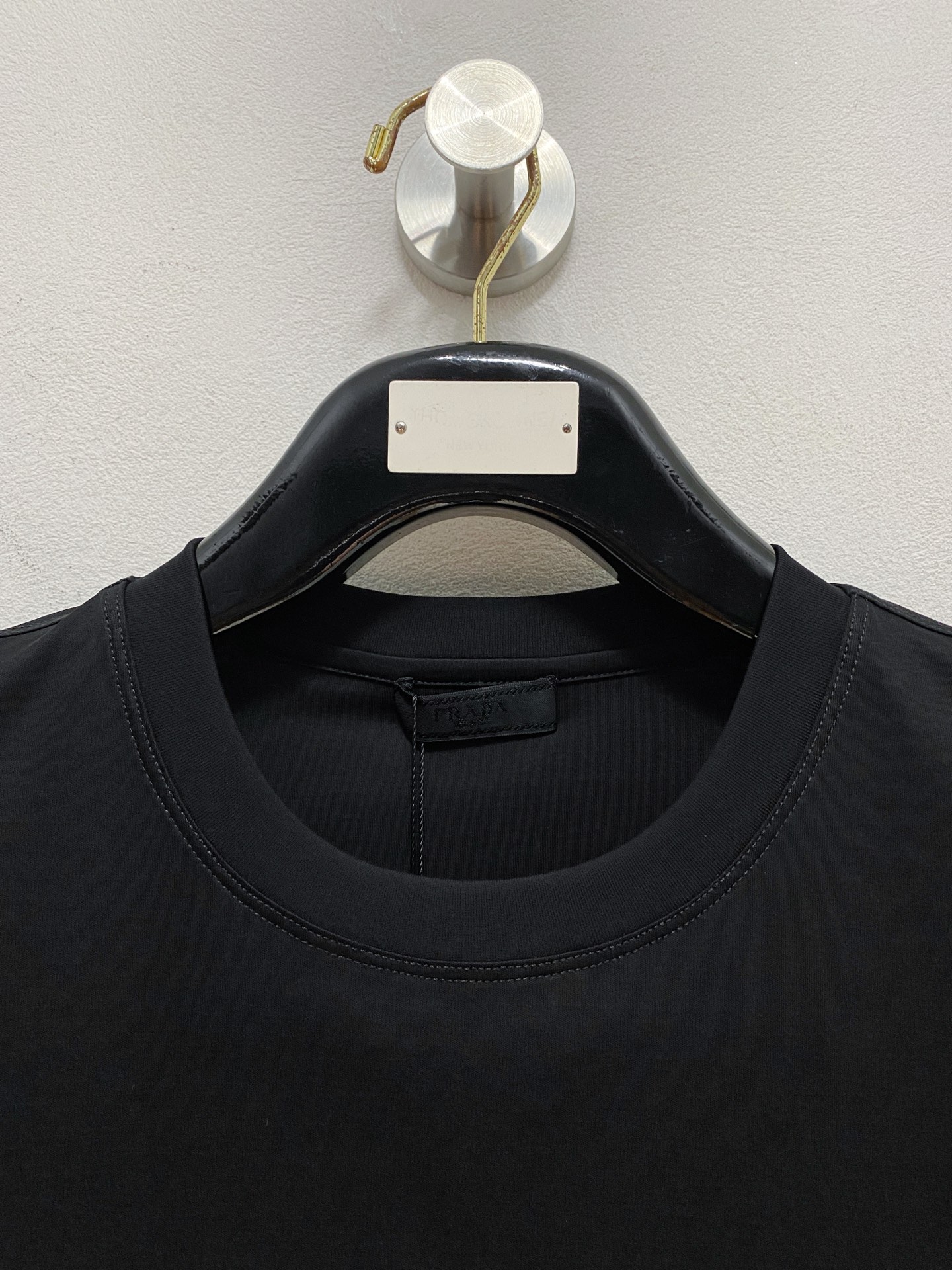  普拉达 顶级品质 2025款新品短袖！精选100支双面丝光棉面料，手感柔软。顶级进口私货，时尚设计潮流