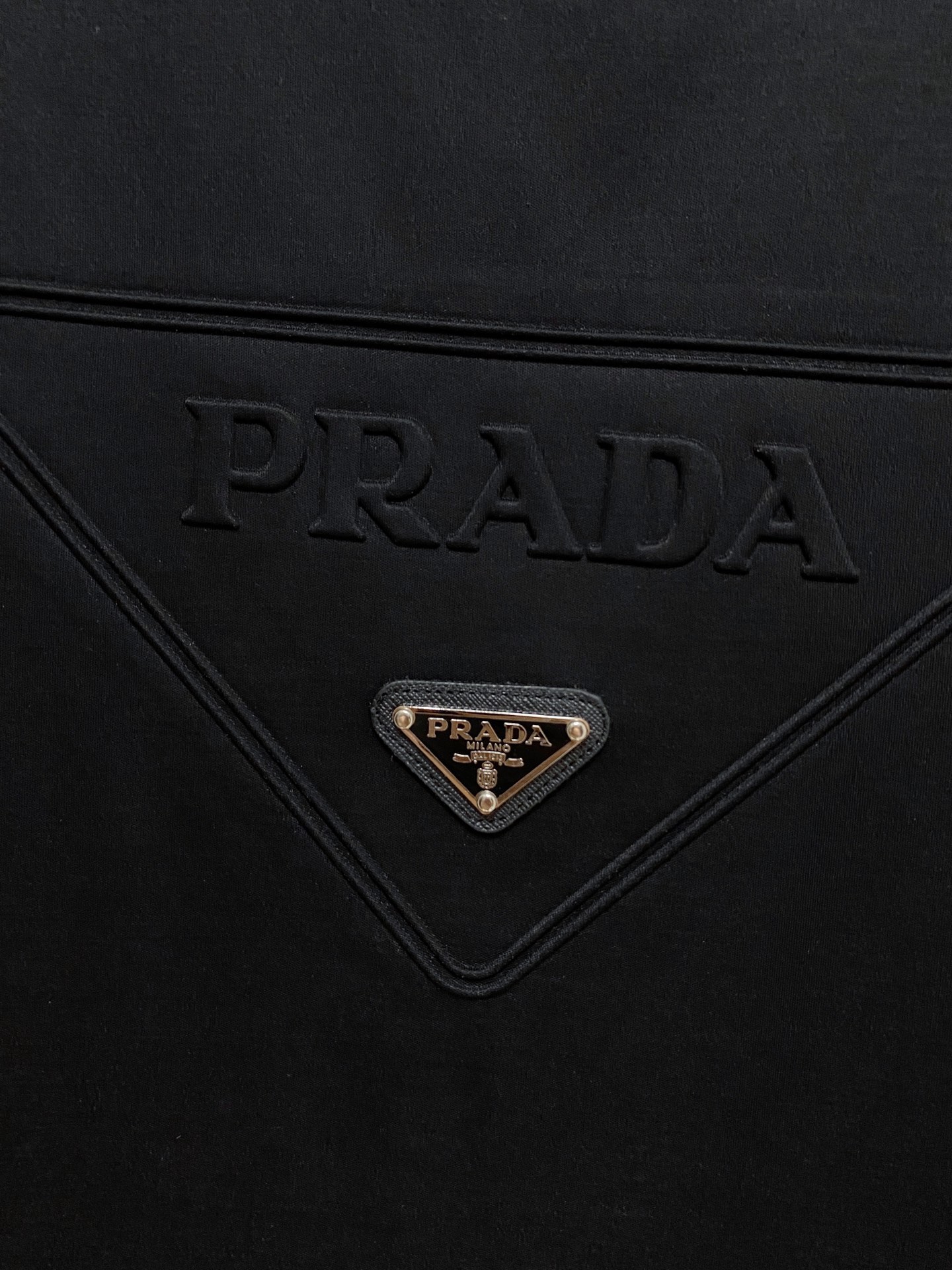  普拉达 顶级品质 2025款新品短袖！精选100支双面丝光棉面料，手感柔软。顶级进口私货，时尚设计潮流