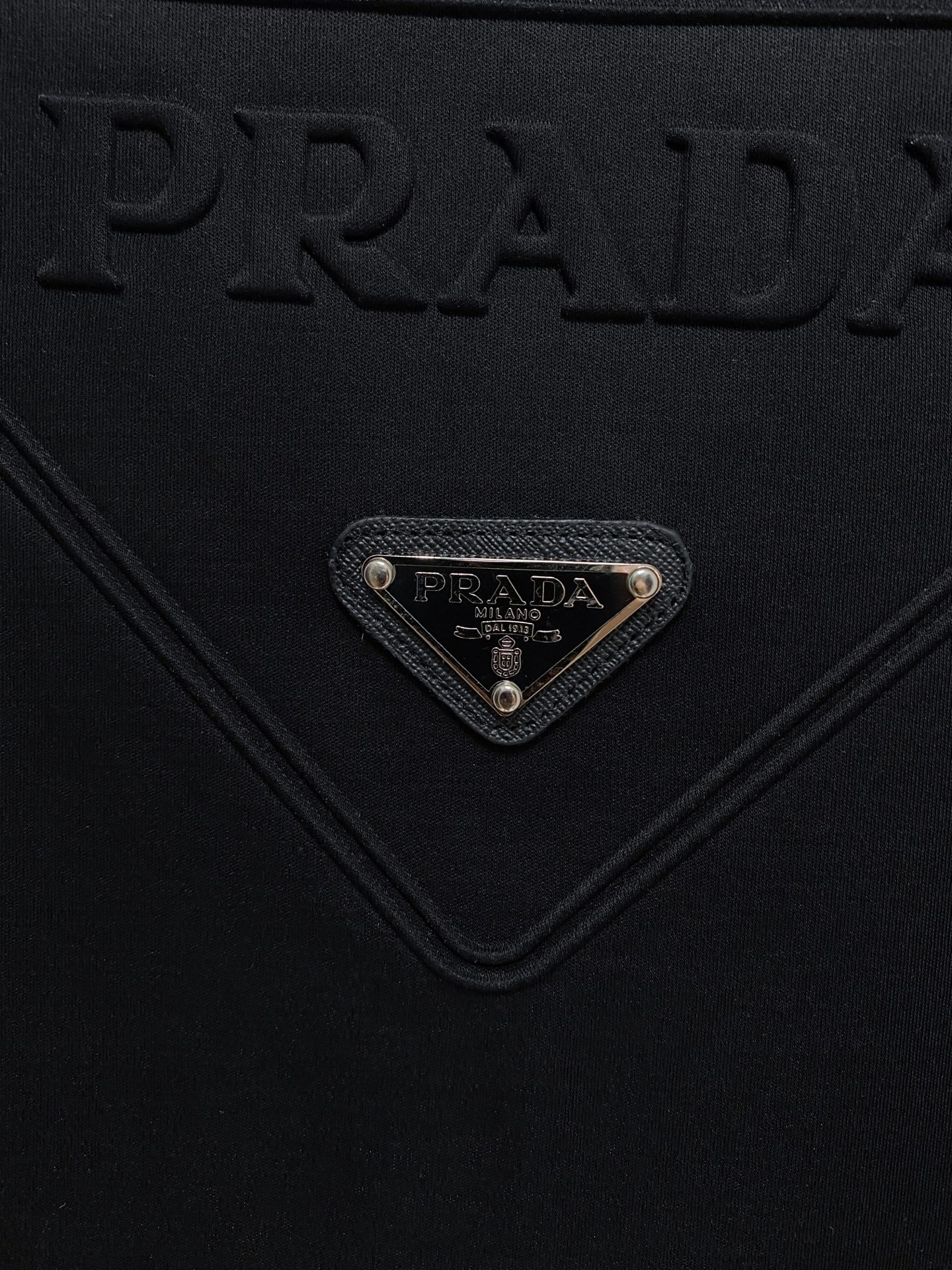  普拉达 顶级品质 2025款新品短袖！精选100支双面丝光棉面料，手感柔软。顶级进口私货，时尚设计潮流