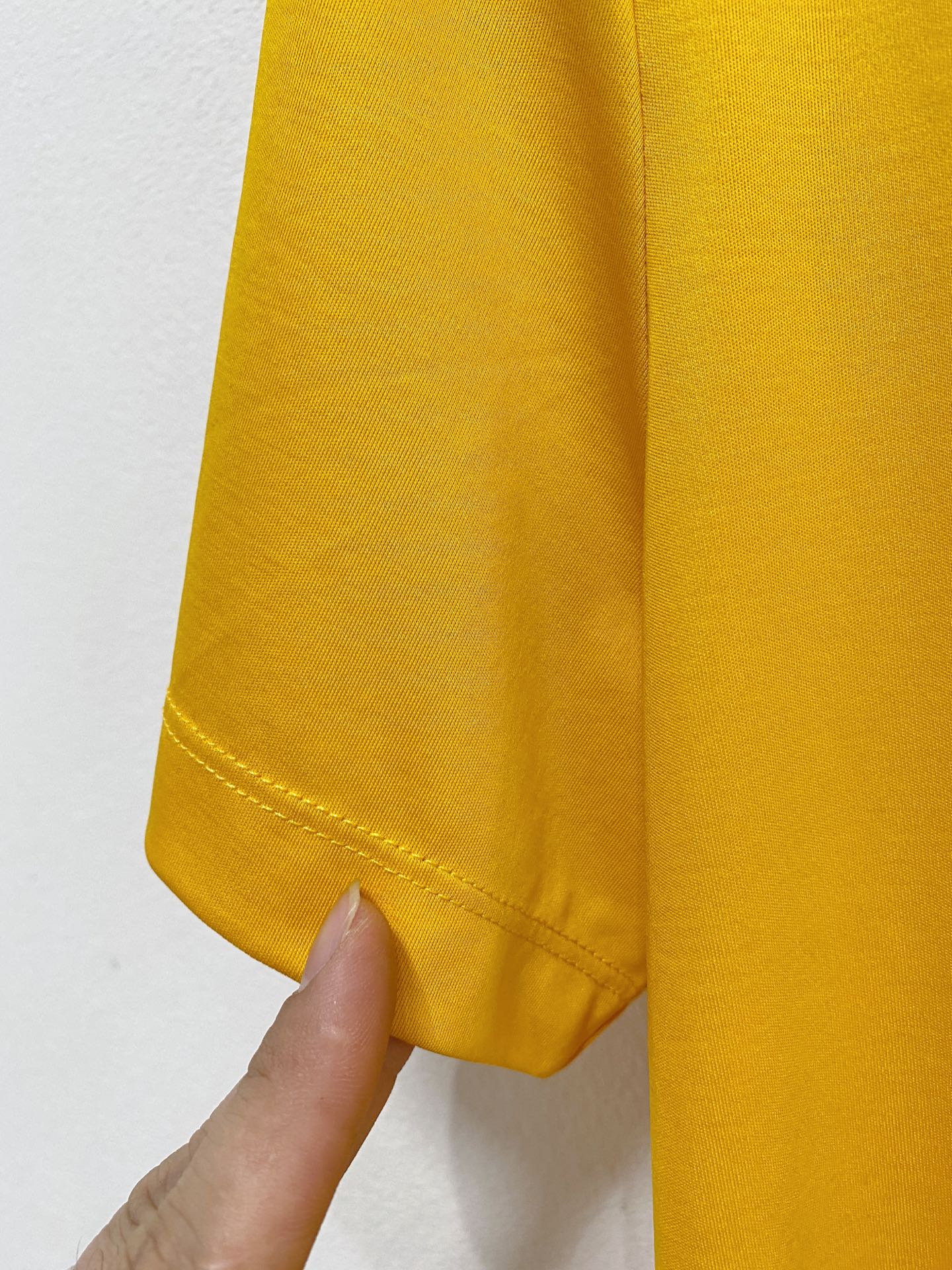  迪奥 顶级品质 2025款新品短袖！精选100支双面丝光棉面料，手感柔软。顶级进口私货，时尚设计潮流短