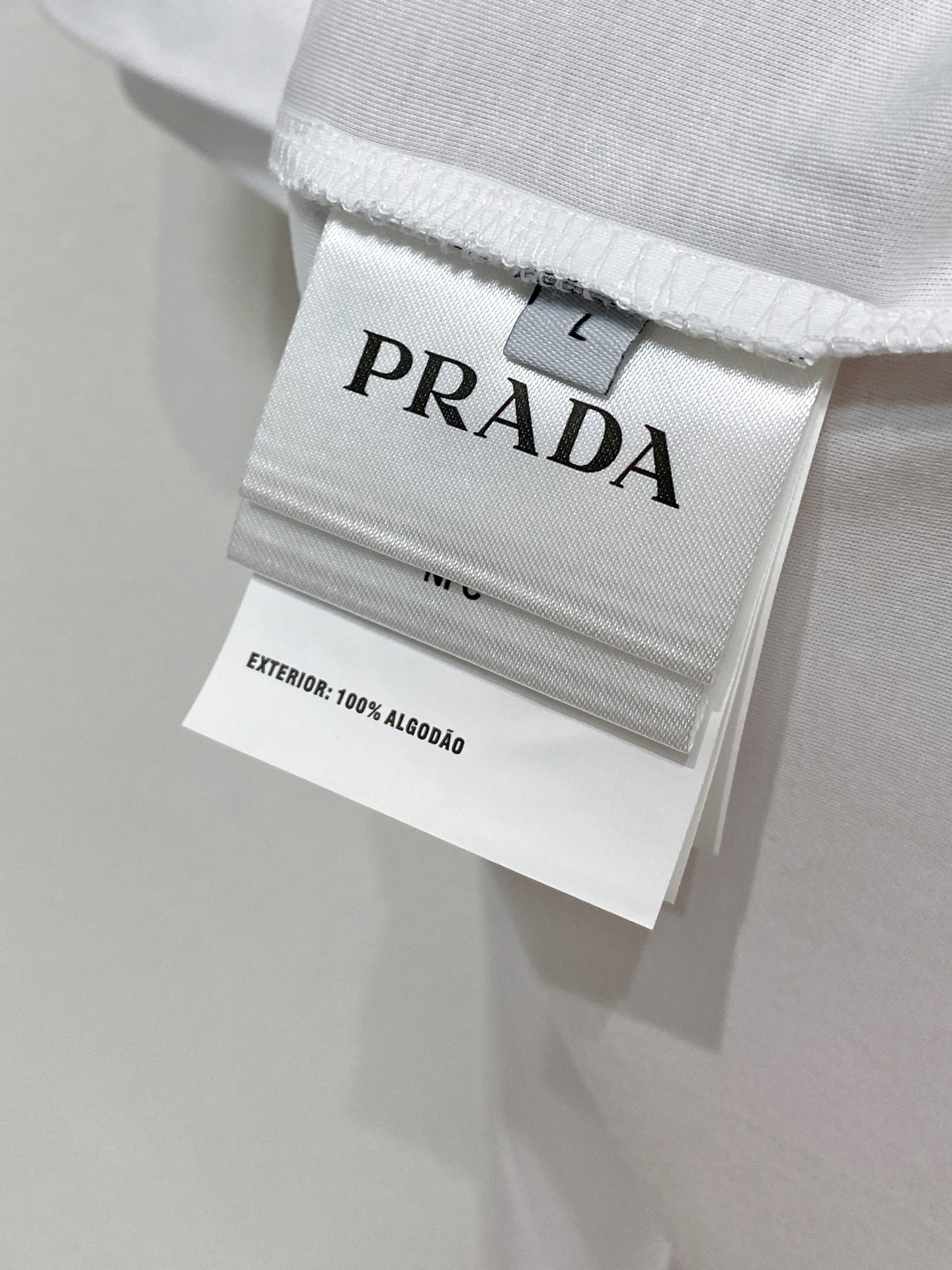  普拉达 顶级品质 2025款新品短袖！精选100支双面丝光棉面料，手感柔软。顶级进口私货，时尚设计潮流