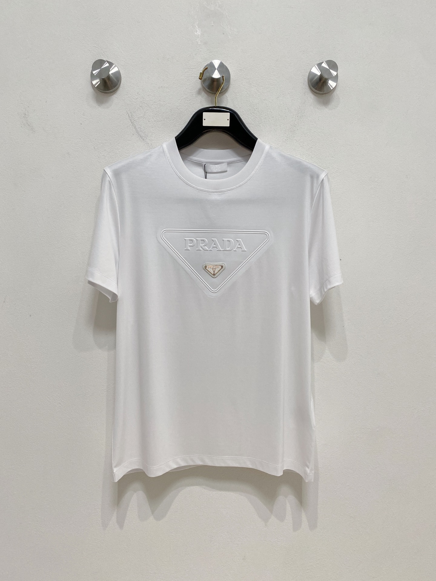  普拉达 顶级品质 2025款新品短袖！精选100支双面丝光棉面料，手感柔软。顶级进口私货，时尚设计潮流