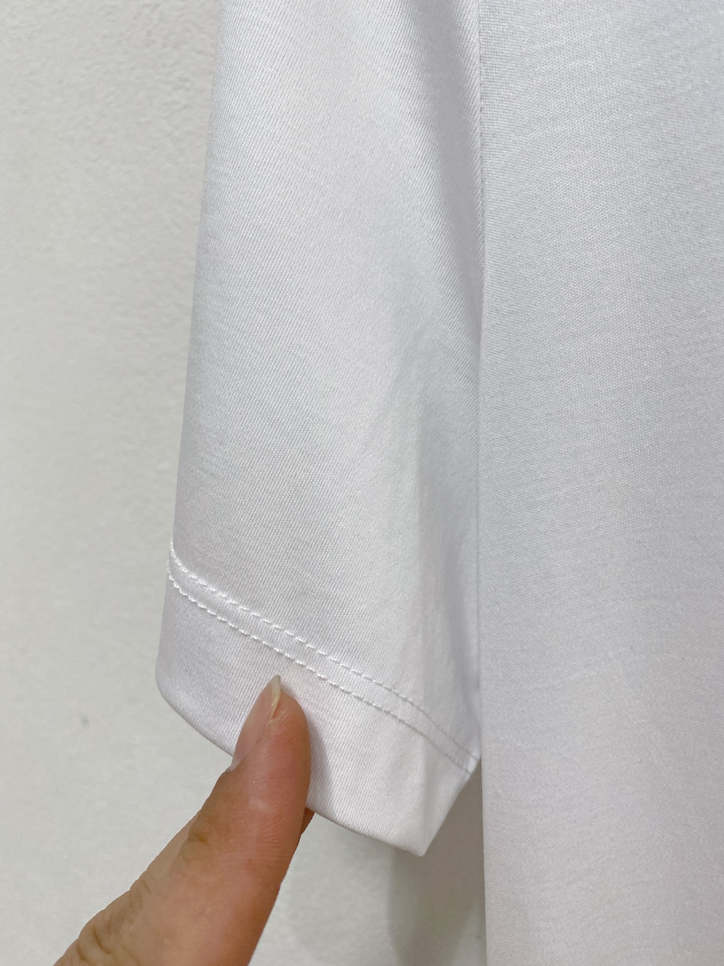  普拉达 顶级品质 2025款新品短袖！精选100支双面丝光棉面料，手感柔软。顶级进口私货，时尚设计潮流