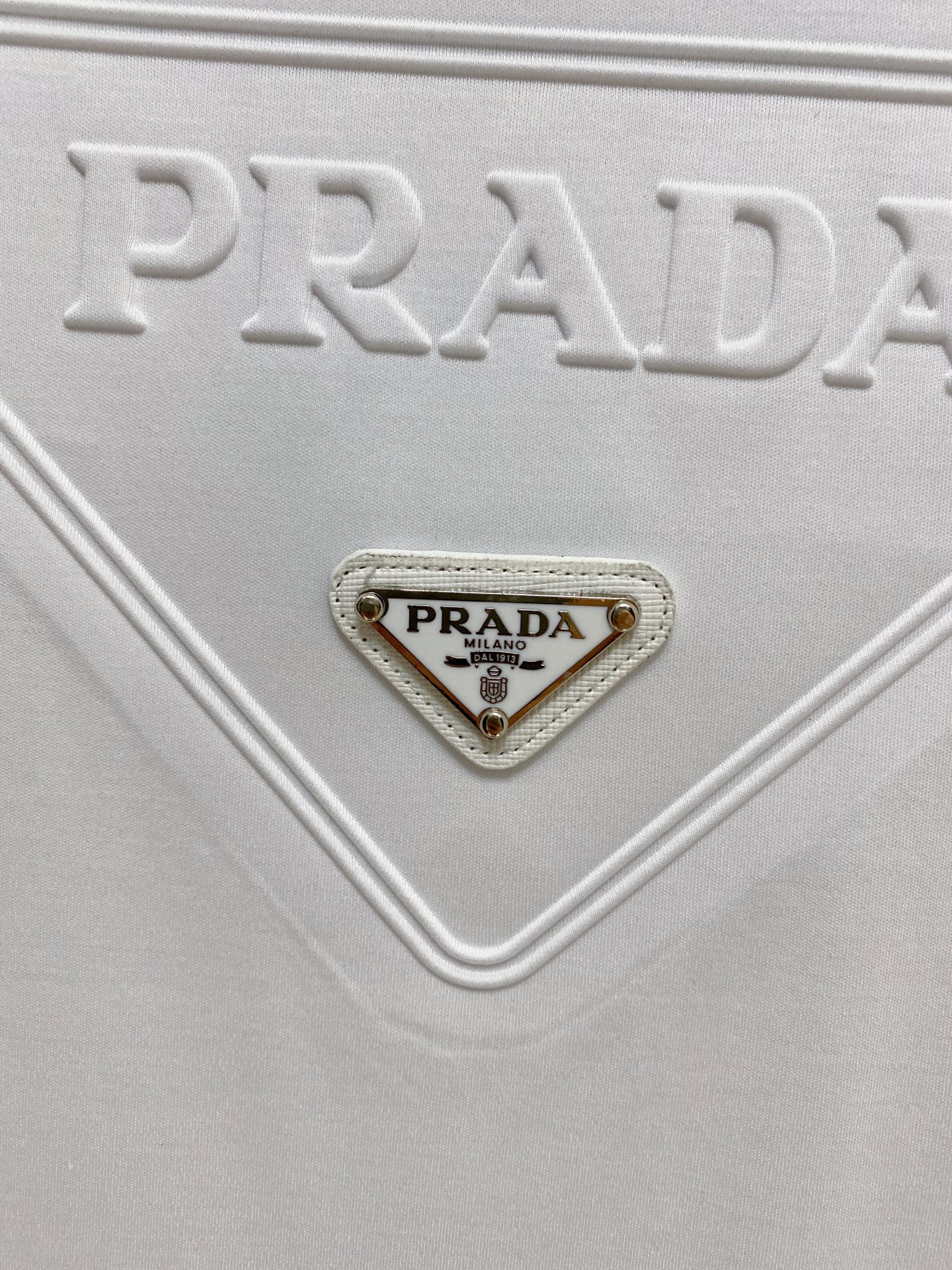  普拉达 顶级品质 2025款新品短袖！精选100支双面丝光棉面料，手感柔软。顶级进口私货，时尚设计潮流