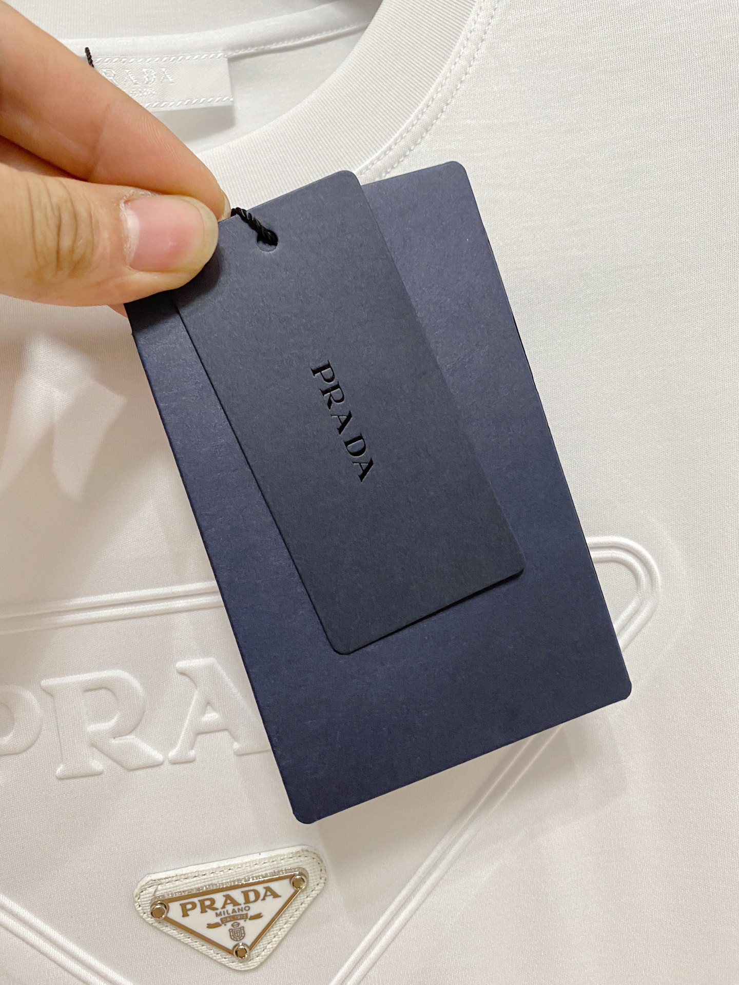  普拉达 顶级品质 2025款新品短袖！精选100支双面丝光棉面料，手感柔软。顶级进口私货，时尚设计潮流