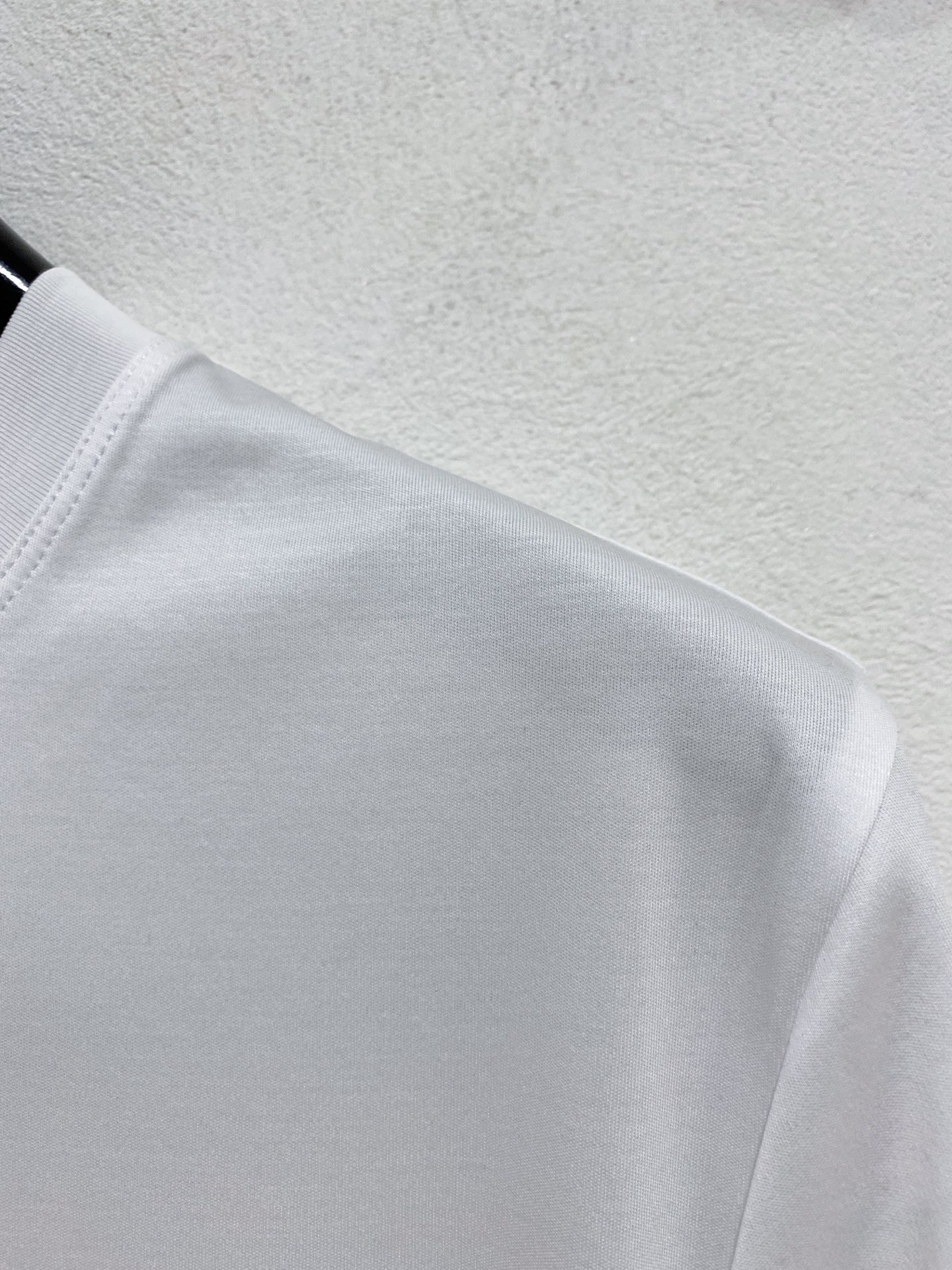  普拉达 顶级品质 2025款新品短袖！精选100支双面丝光棉面料，手感柔软。顶级进口私货，时尚设计潮流