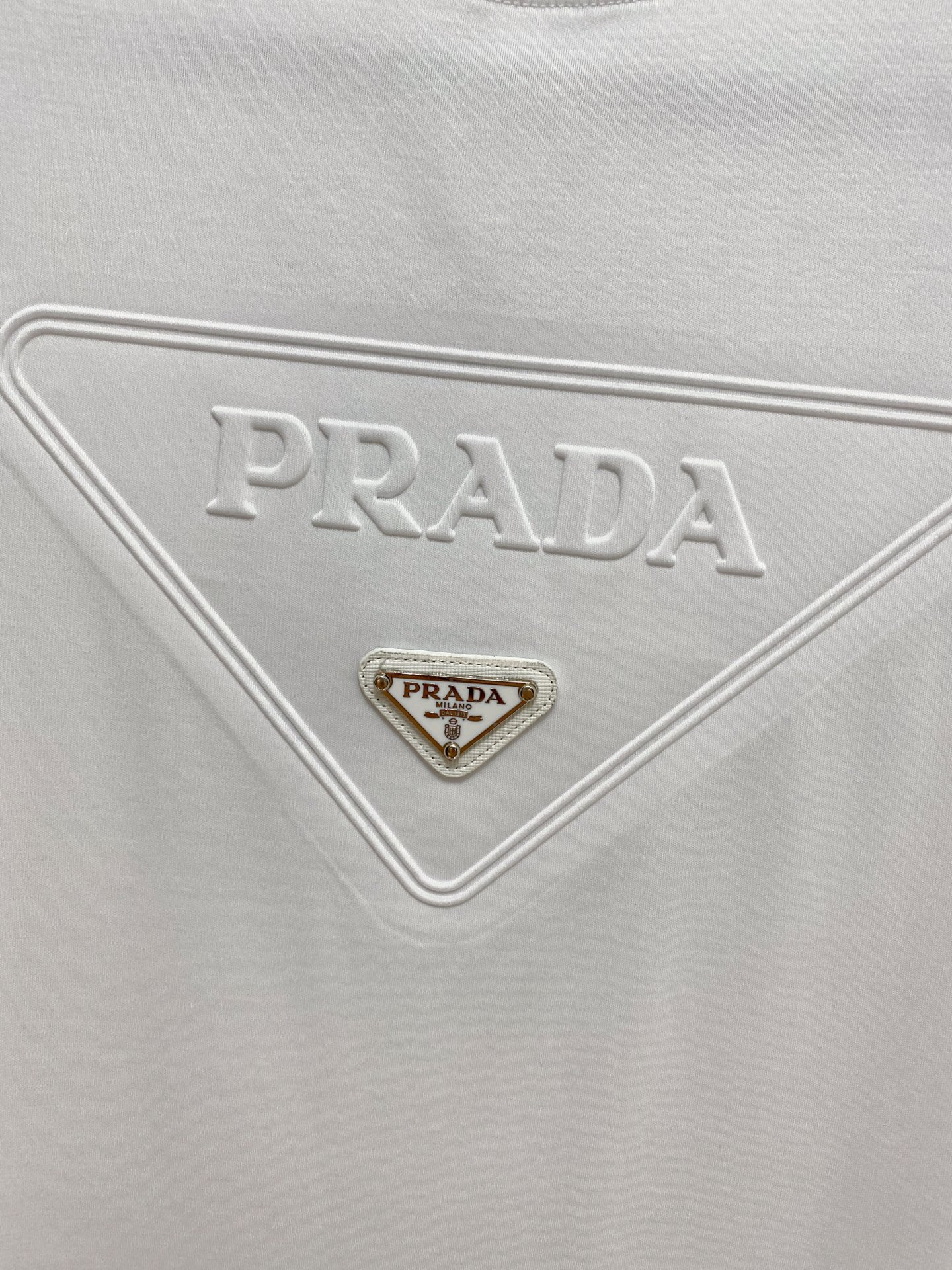  普拉达 顶级品质 2025款新品短袖！精选100支双面丝光棉面料，手感柔软。顶级进口私货，时尚设计潮流