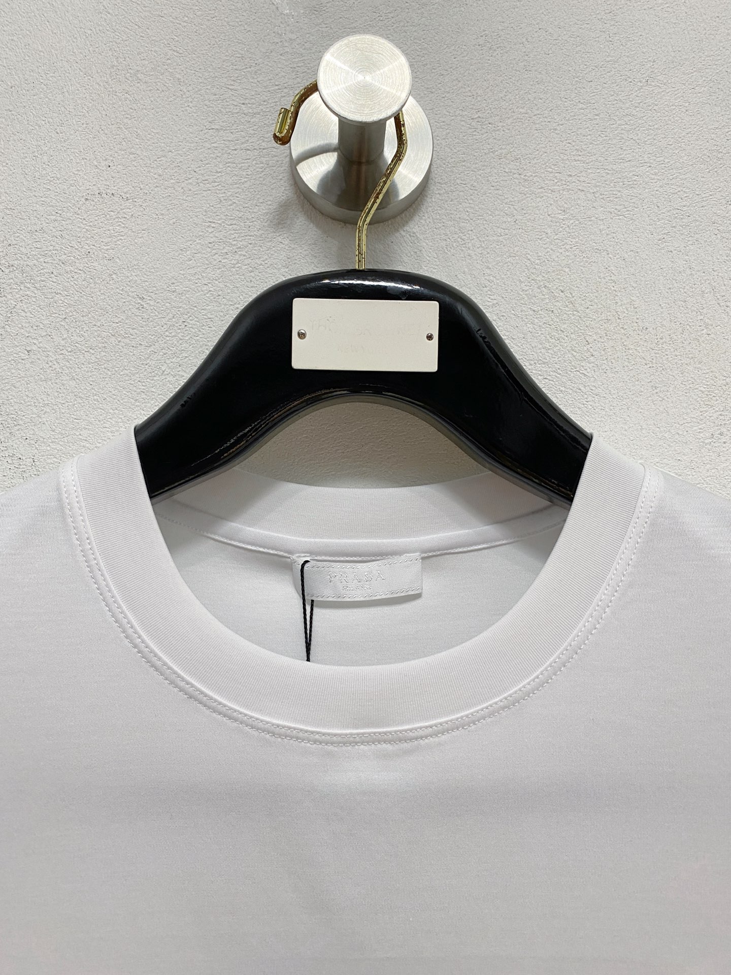  普拉达 顶级品质 2025款新品短袖！精选100支双面丝光棉面料，手感柔软。顶级进口私货，时尚设计潮流