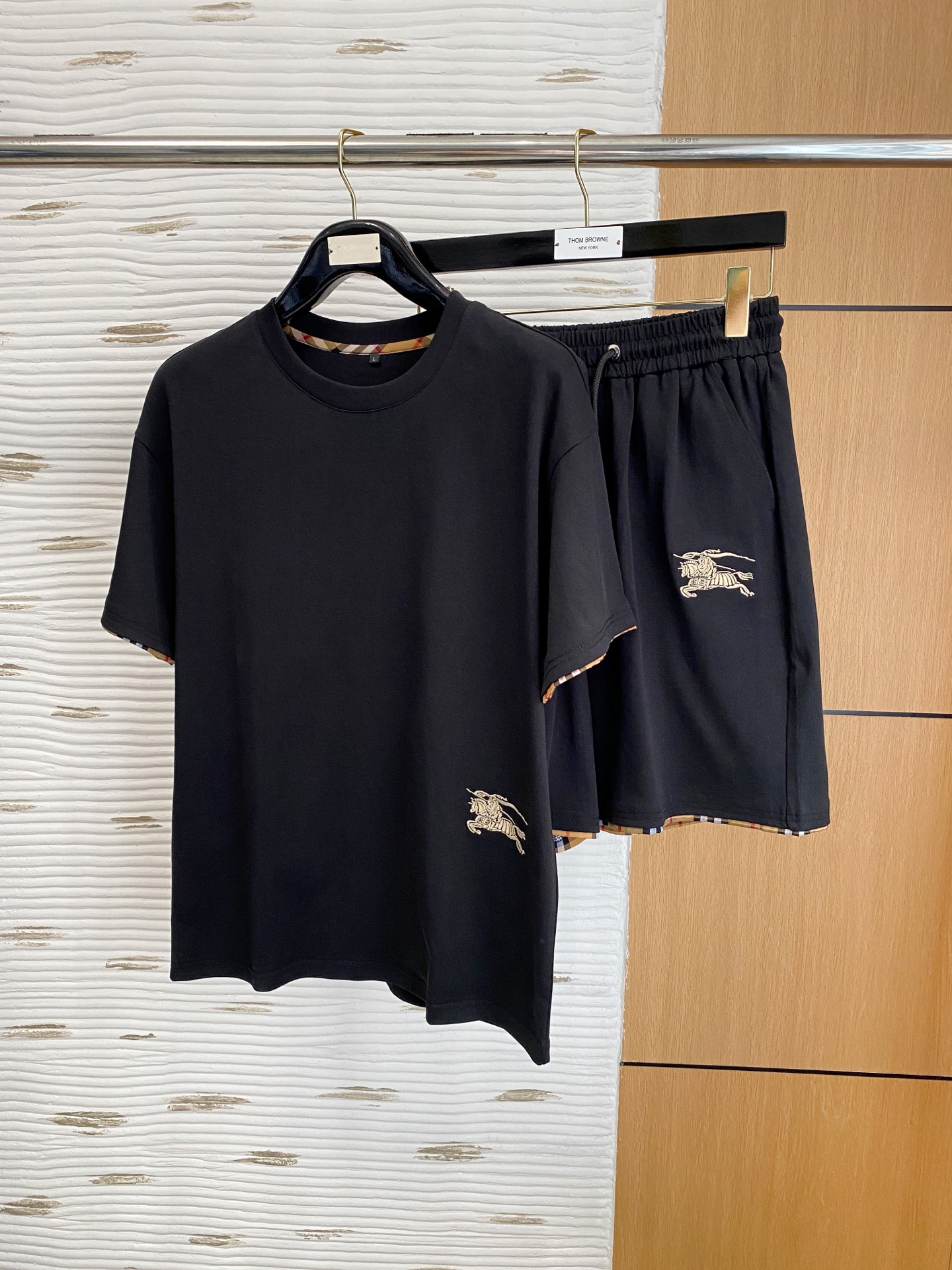 NO:477357,Burberry high-end customization 2025 spring and summer new first-time counter latest short-sleeved shorts casual suit high-end customization design avant-garde and fashionable!  Brand logo heavy craftsmanship design, high-end customized pure cotton fabric, soft feel, comfortable to wear, exquisite counter-level car line, fine workmanship, invincible and handsome upper body effect!  A must-have item for handsome men!  Code number M-3XL!  !  !  ,burberry,shorts,T-shirt,alexander wang19860909巴宝莉 高端定制 2025春夏新款首发专柜最新款短袖短裤休闲套装 高端订制 设计前卫时尚！品牌logo重工艺设计 高端定制纯棉面料.手感柔软.穿着舒适.专柜级别精致车线.做工精细.上身效果无敌帅气！型男必备单品！ 码数M-3XL！！！,,burberry,shorts,T-shirt,alexander wang,Men's clothing