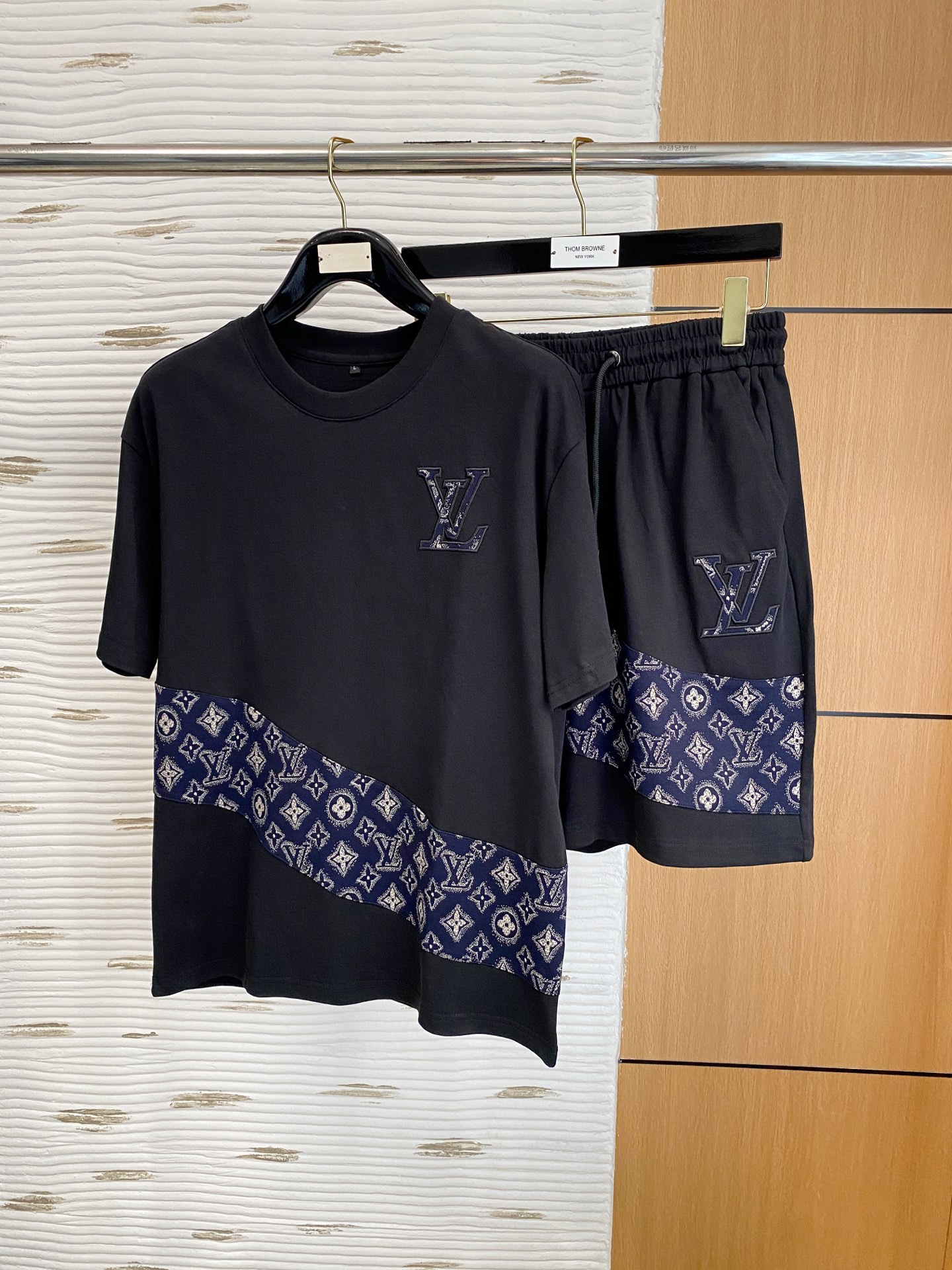 NO:477361,LV high-end customization 2025 spring and summer new first-time counter latest short-sleeved shorts casual set High-end customization Avant-garde and fashionable design!  Brand logo heavy craftsmanship design, high-end customized pure cotton fabric, soft feel, comfortable to wear, exquisite counter-level car line, fine workmanship, invincible and handsome upper body effect!  A must-have item for handsome men!  Code number M-3XL!  !  !  ,,louis vuitton,shorts,T-shirt,alexander wang19860909LV 高端定制 2025春夏新款首发专柜最新款短袖短裤休闲套装 高端订制 设计前卫时尚！品牌logo重工艺设计 高端定制纯棉面料.手感柔软.穿着舒适.专柜级别精致车线.做工精细.上身效果无敌帅气！型男必备单品！ 码数M-3XL！！！,,louis vuitton,shorts,T-shirt,alexander wang,Men's clothing