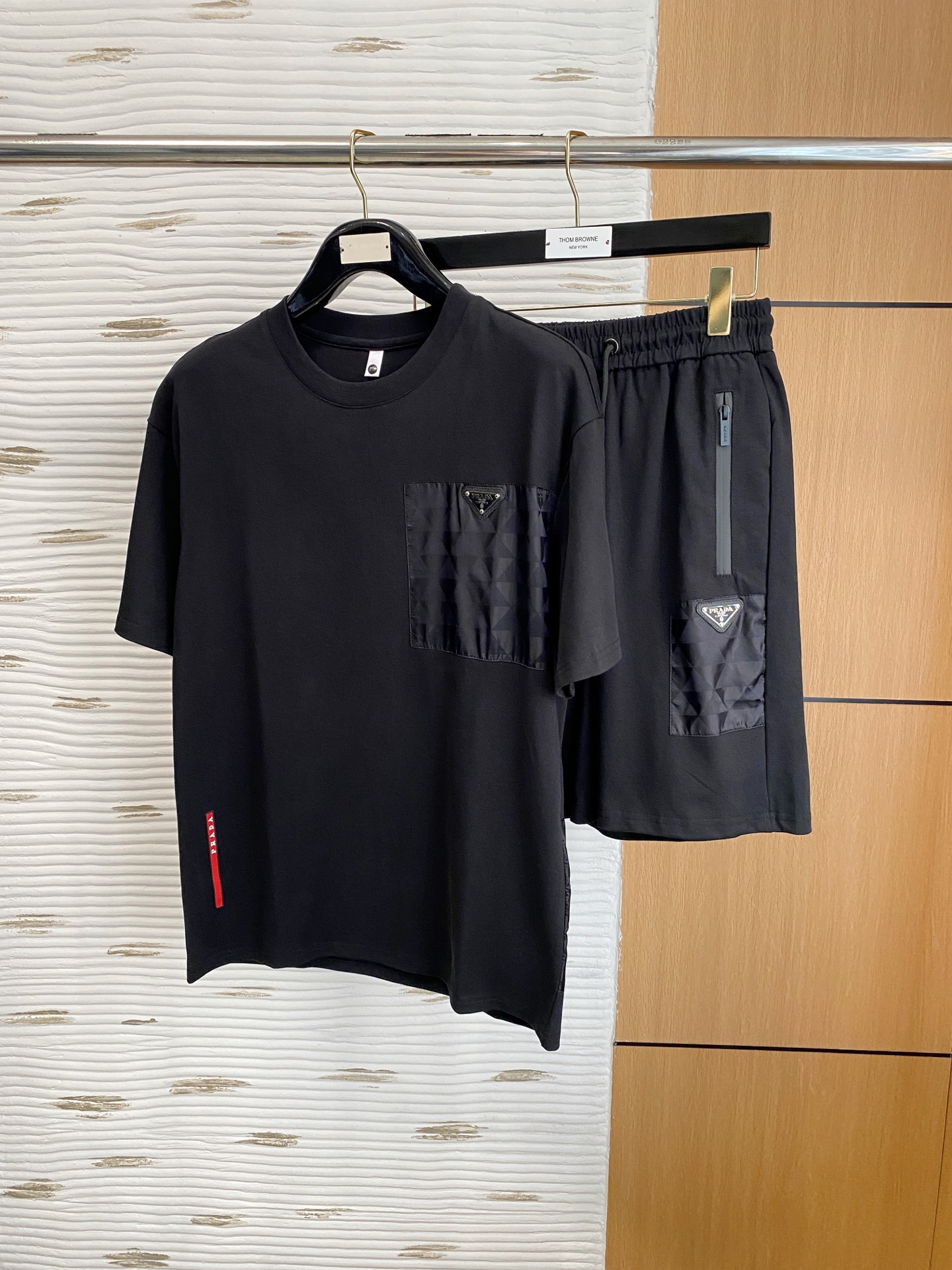 NO:477365,Prada high-end customization 2025 spring and summer new first-time counter latest short-sleeved shorts casual suit high-end customization design avant-garde and fashionable!  Brand logo heavy craftsmanship design, high-end customized pure cotton fabric, soft feel, comfortable to wear, exquisite counter-level car line, fine workmanship, invincible and handsome upper body effect!  A must-have item for handsome men!  Code number M-3XL!  !  !  ,,prada,shorts,T-shirt,alexander wang19860909普拉达 高端定制 2025春夏新款首发专柜最新款短袖短裤休闲套装 高端订制 设计前卫时尚！品牌logo重工艺设计 高端定制纯棉面料.手感柔软.穿着舒适.专柜级别精致车线.做工精细.上身效果无敌帅气！型男必备单品！ 码数M-3XL！！！,,prada,shorts,T-shirt,alexander wang,Men's clothing