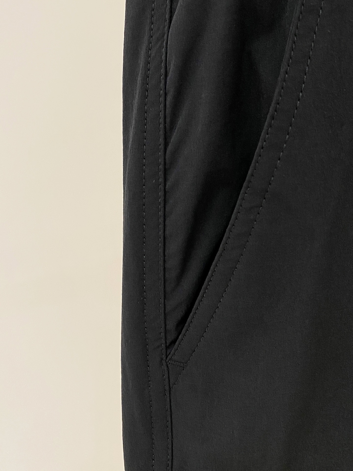  
Moncler 男士精品休闲裤顶级面料休闲短裤 最新款上身版型无敌正!绝对可以闭眼收的一款此款裤子非