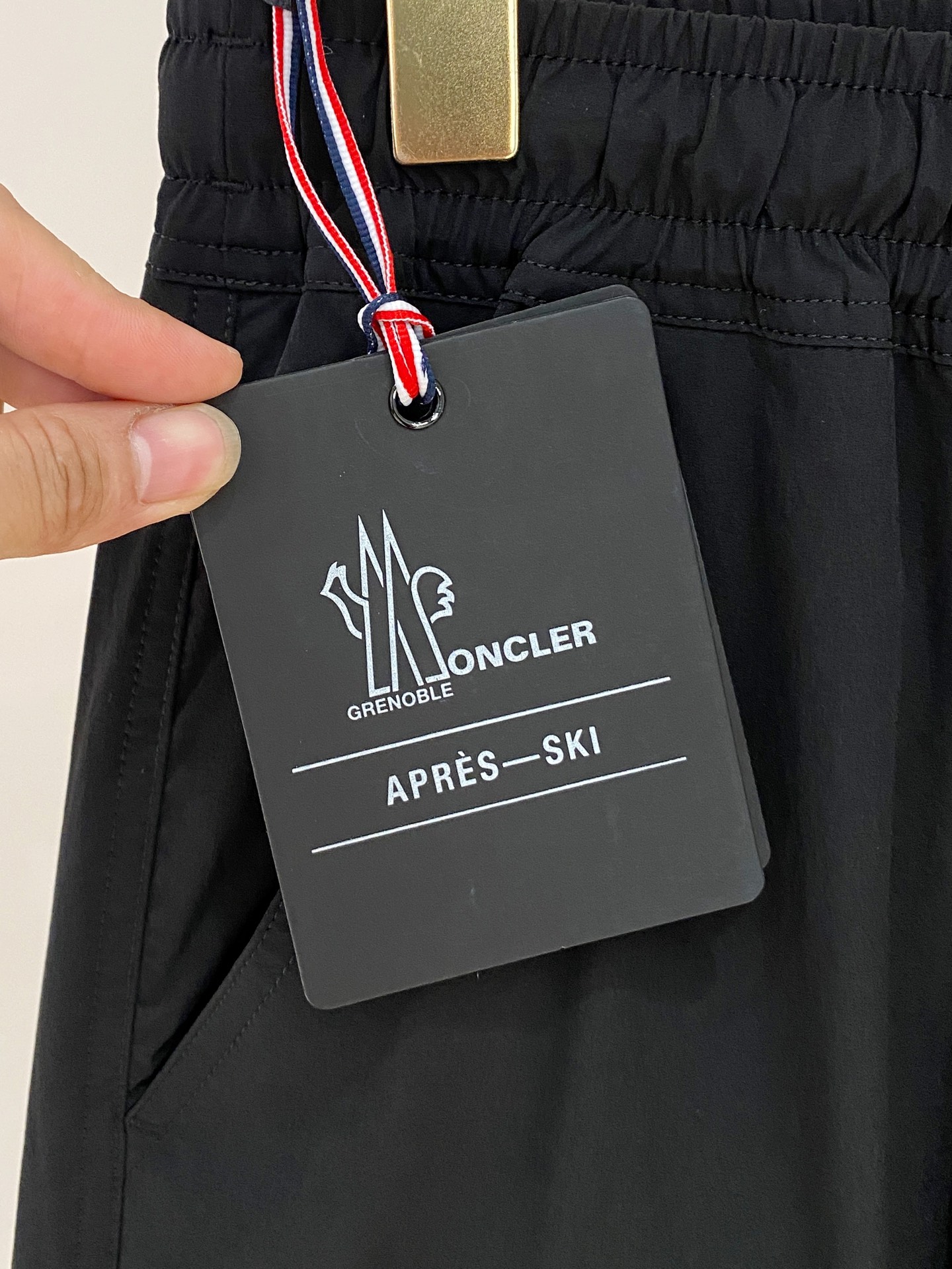  
Moncler 男士精品休闲裤顶级面料休闲短裤 最新款上身版型无敌正!绝对可以闭眼收的一款此款裤子非