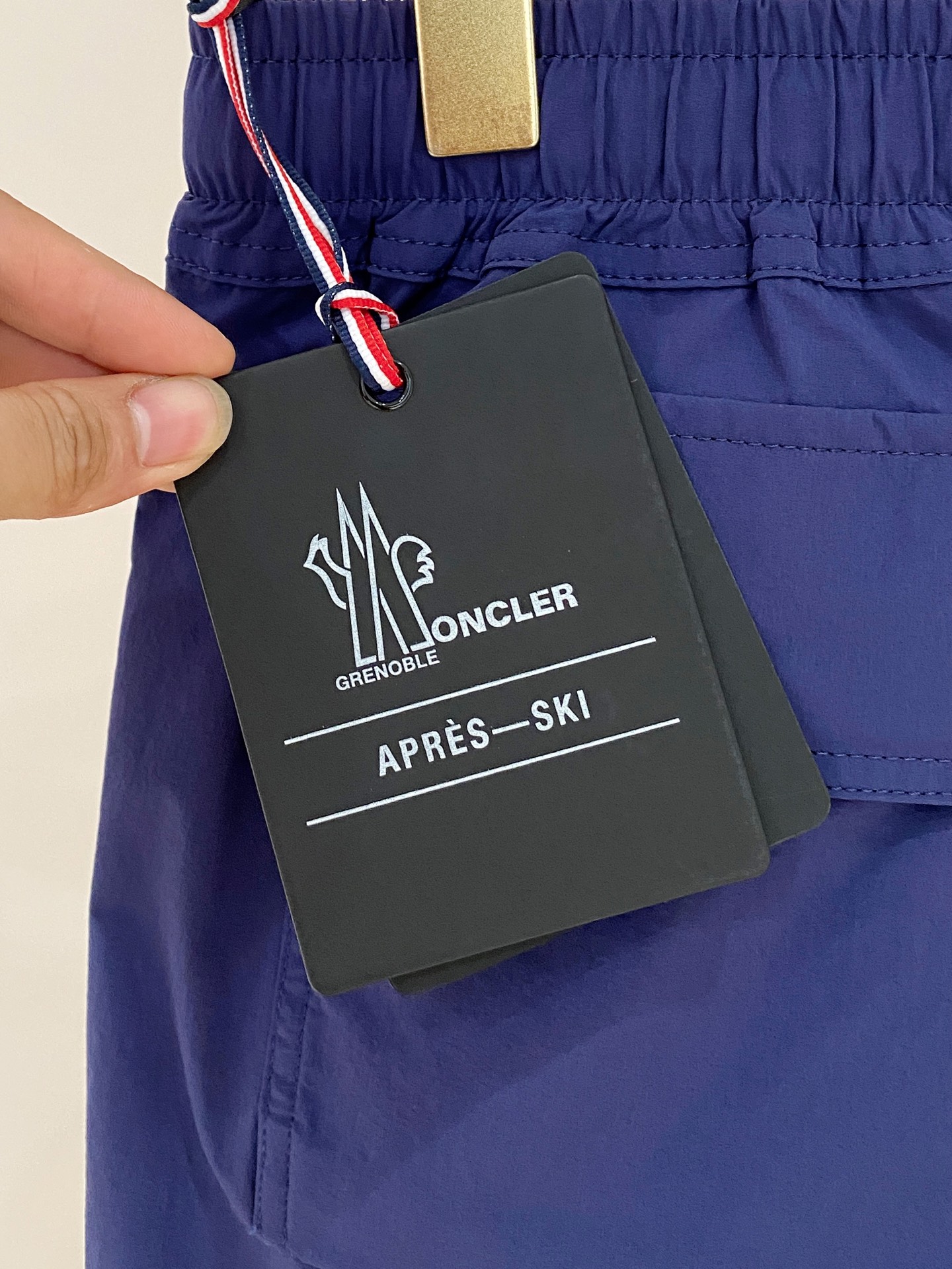  
Moncler 男士精品休闲裤顶级面料休闲短裤 最新款上身版型无敌正!绝对可以闭眼收的一款此款裤子非