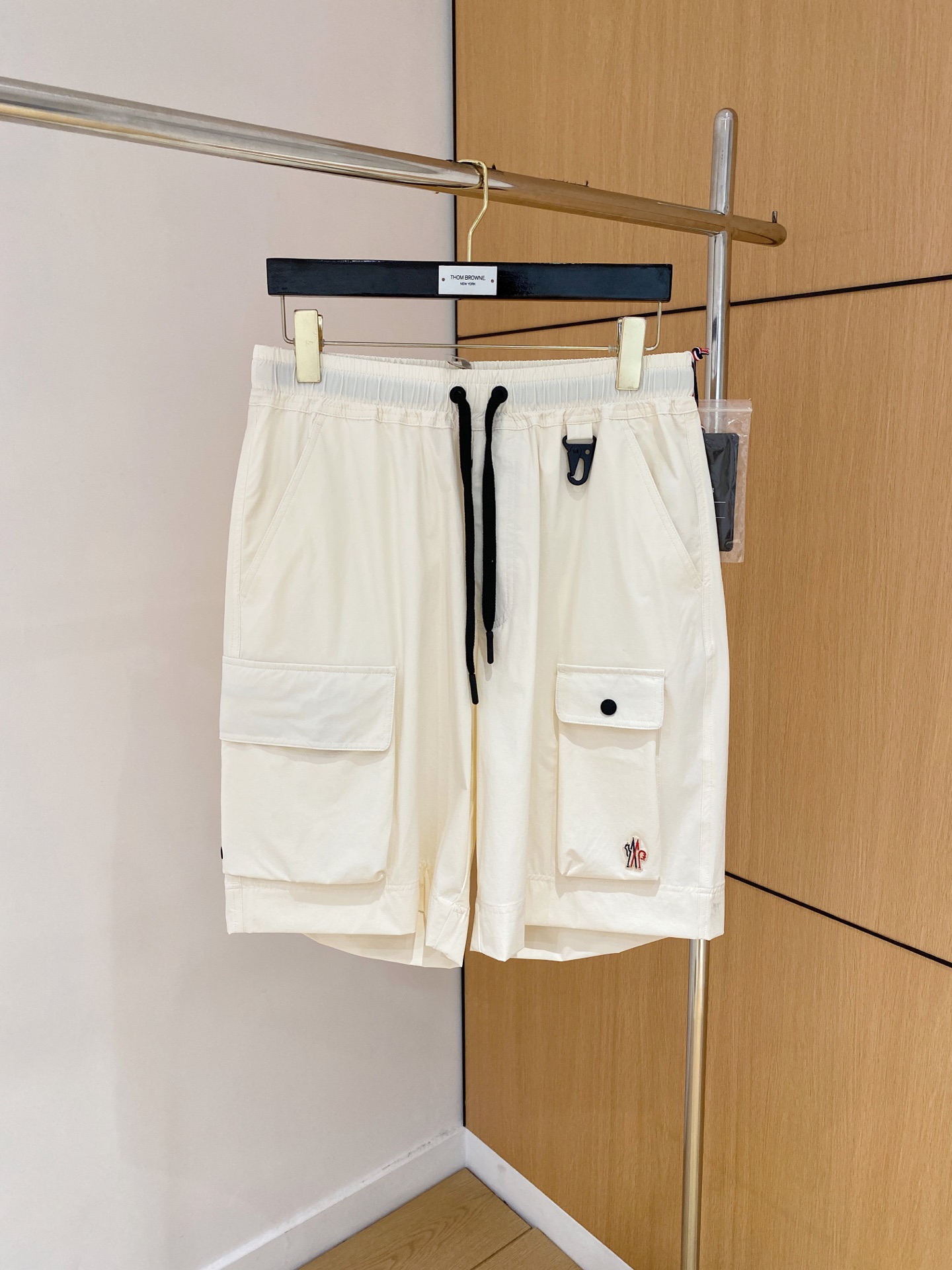 
Moncler 男士精品休闲裤顶级面料休闲短裤 最新款上身版型无敌正!绝对可以闭眼收的一款此款裤子非
